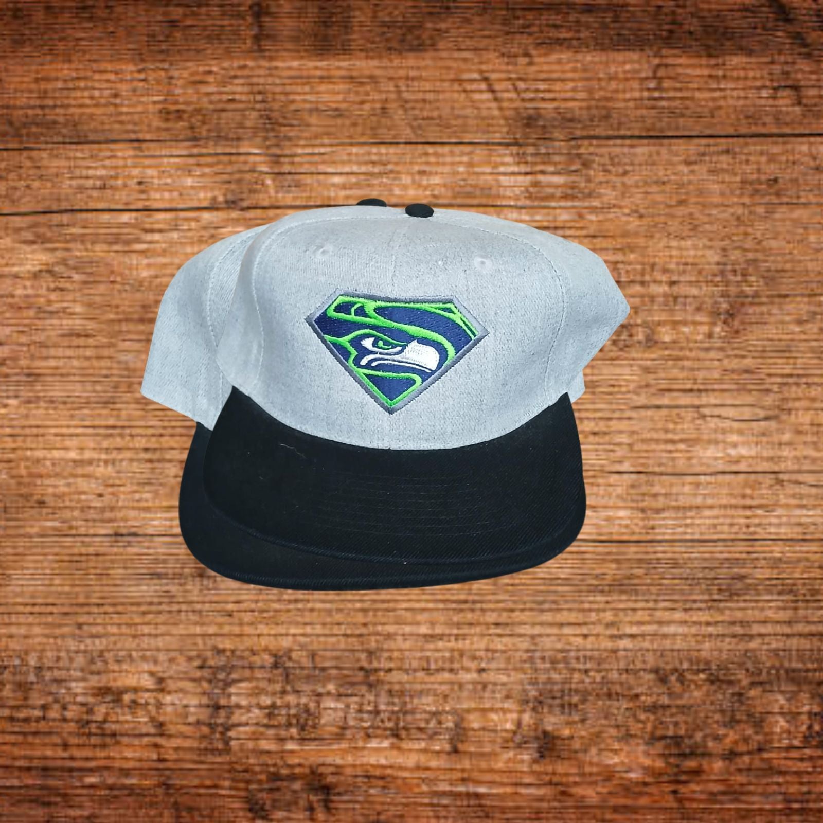 Snapback-Cap mit grauer Front, schwarzem Schirm und grünem Adler-Logo