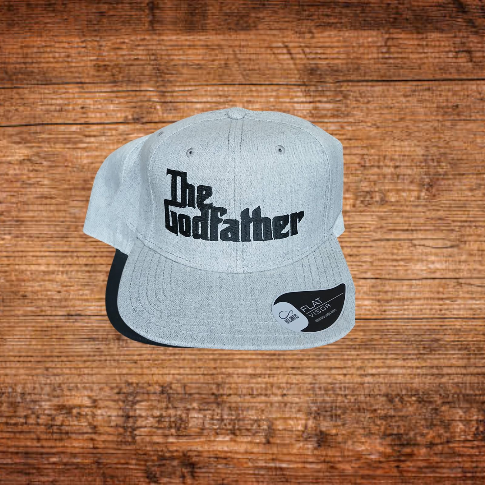 Hellblaue Snapback-Cap mit schwarzem Schriftzug „The Godfather“ und Logo-Plakette