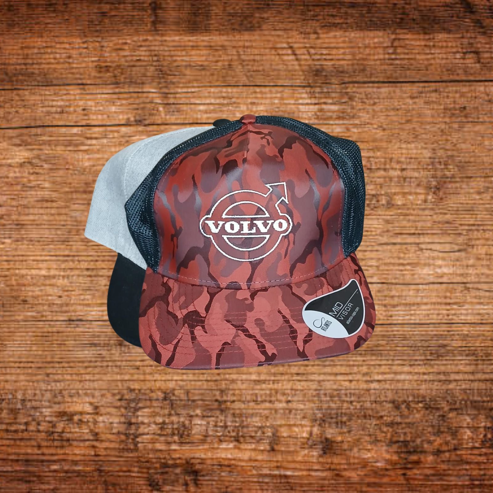 Camp Volvo Baseballkappe mit rotem Camouflage-Print, grauen Panels und Volvo-Logo