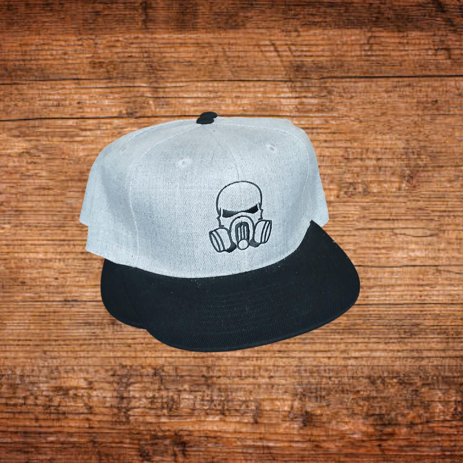 Snapback-Cap mit Gasmaske-Print, hellblau und schwarzer Krempe