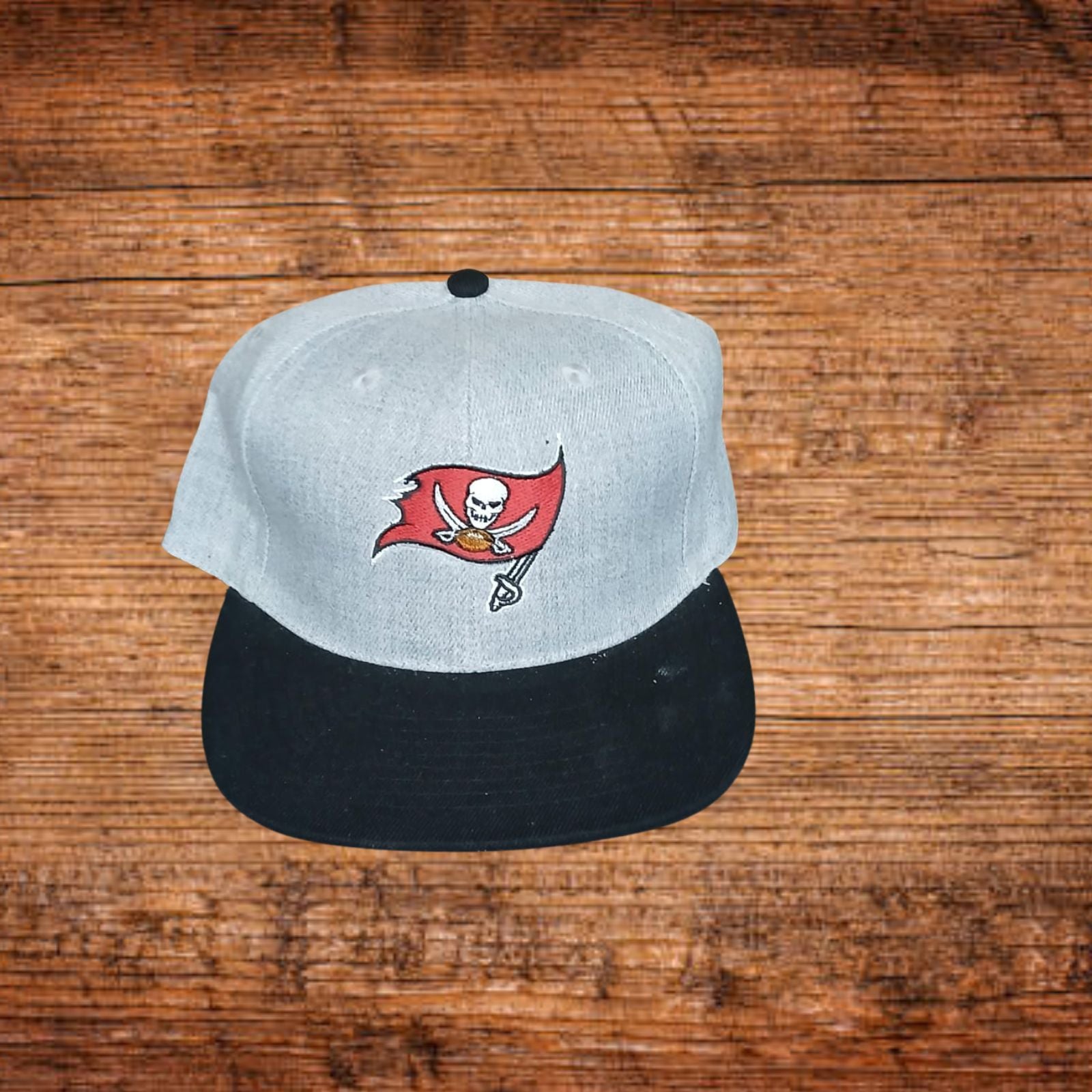 Snapback-Cap mit Totenkopf-Emblem, hellgrau mit schwarzem Schild