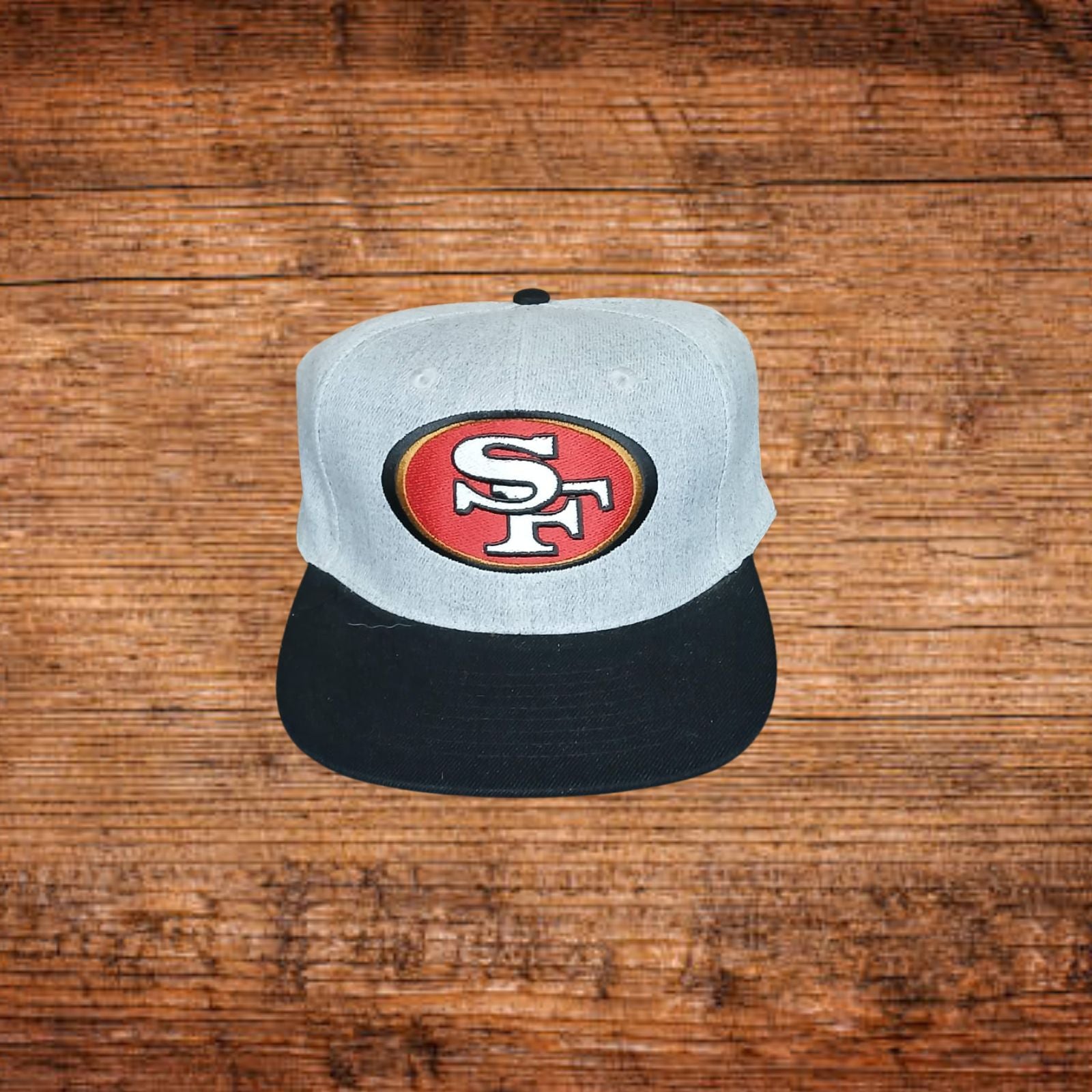 Snapback-Cap mit ovalem SF-Logo, hellgrau mit schwarzem Schirm