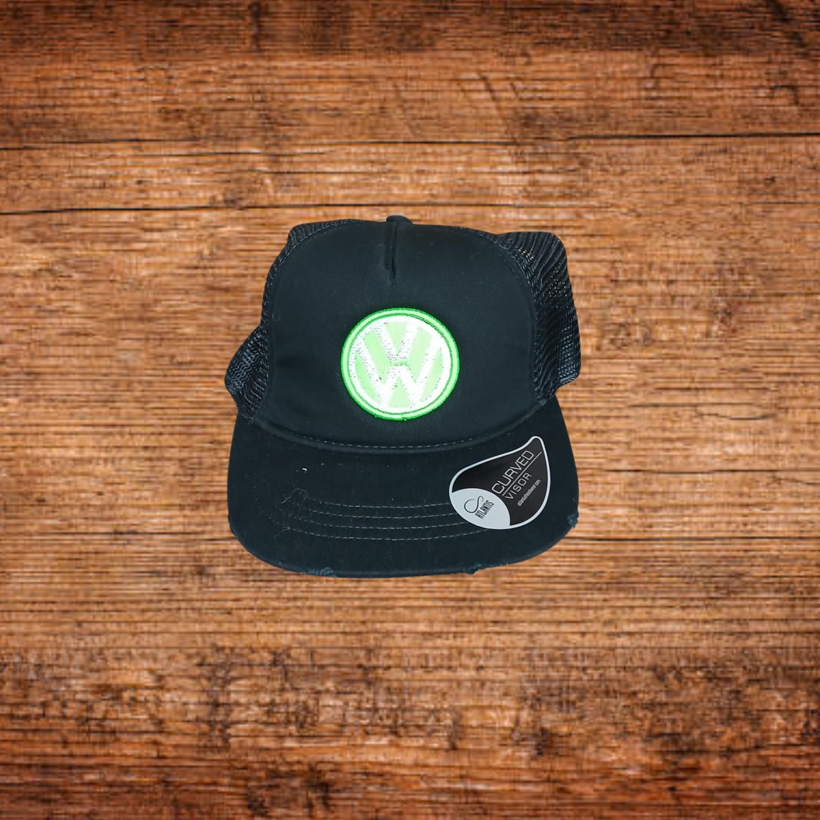 Retro-Cap VW: schwarze Kappe mit Netz-Einsätzen, vorn grünes VW-Emblem.