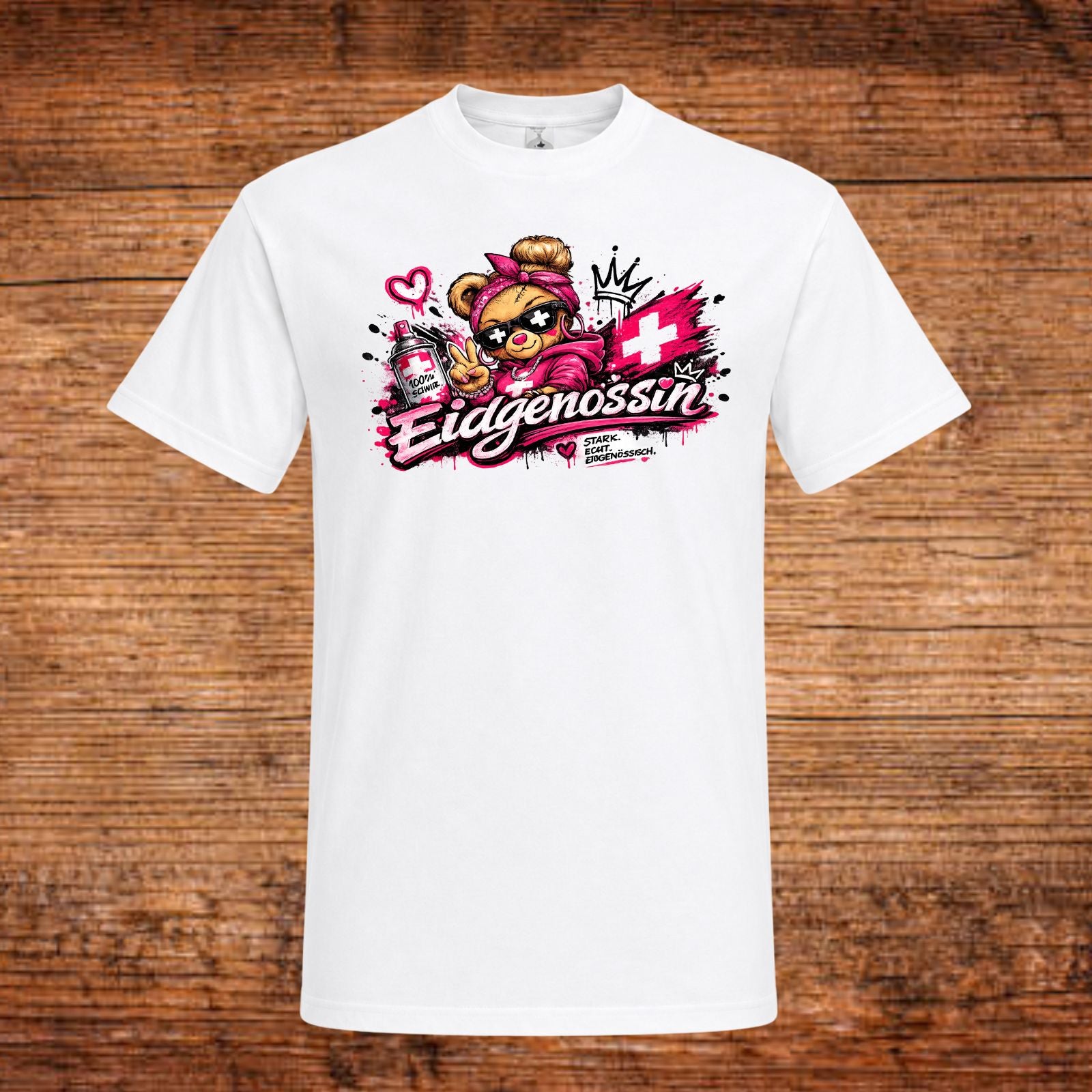 T-Shirt in Weiß mit buntem Brustdruck „Eidgenossin“ und Comic-Maskottchen