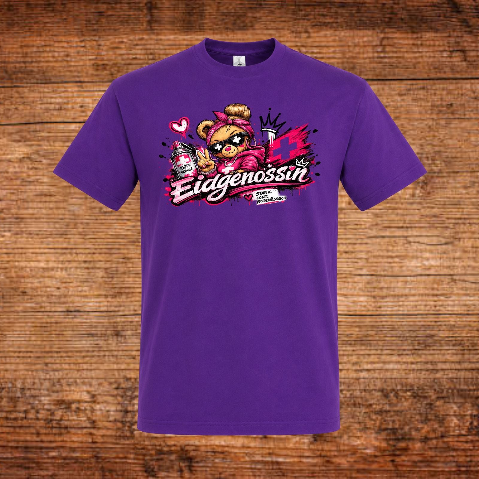 T-Shirt in Lila mit buntem Brustdruck „Eidgenossin“ und Comic-Maskottchen