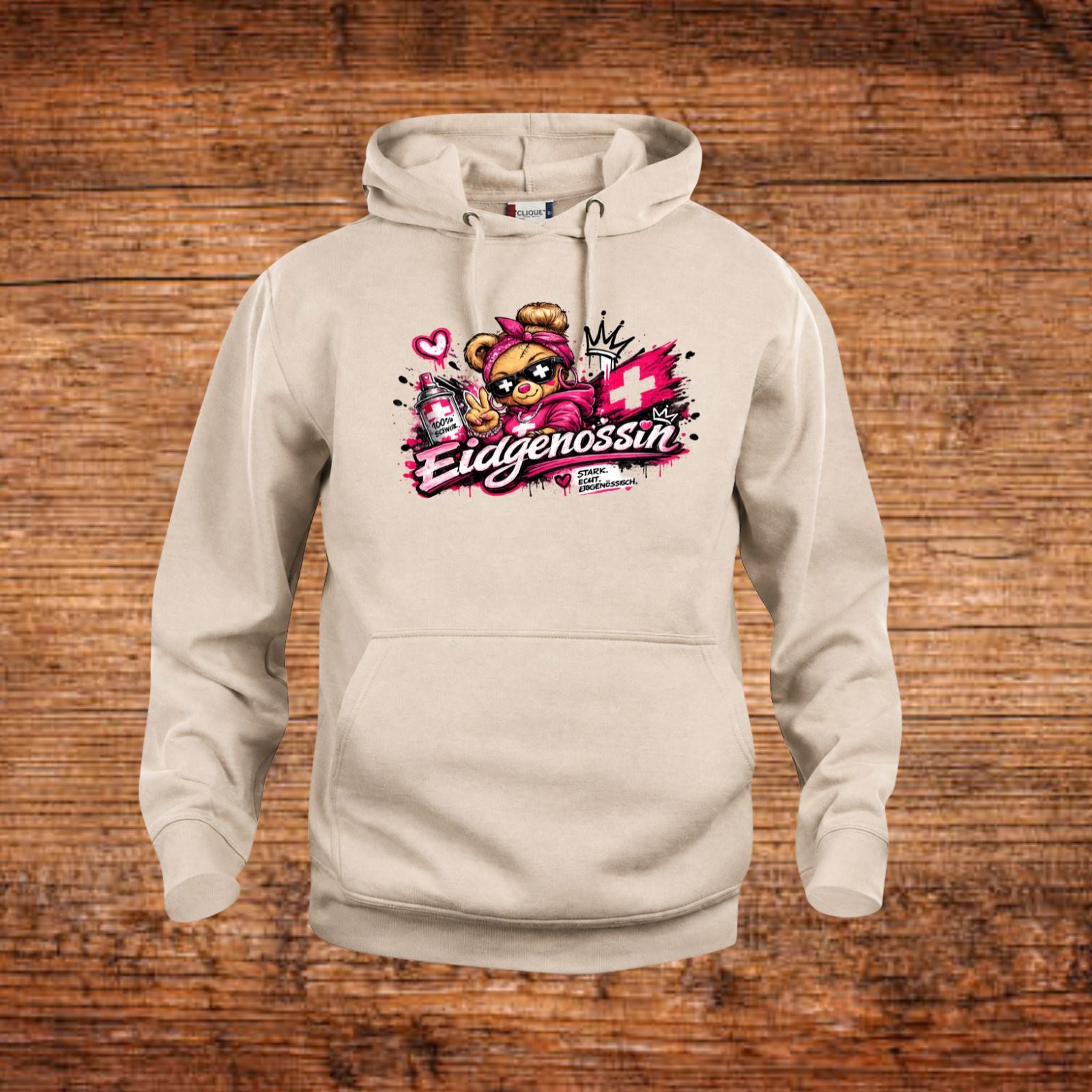 Hoodie in Beige mit Kapuze, Kängurutasche und großem Brustdruck vorn.