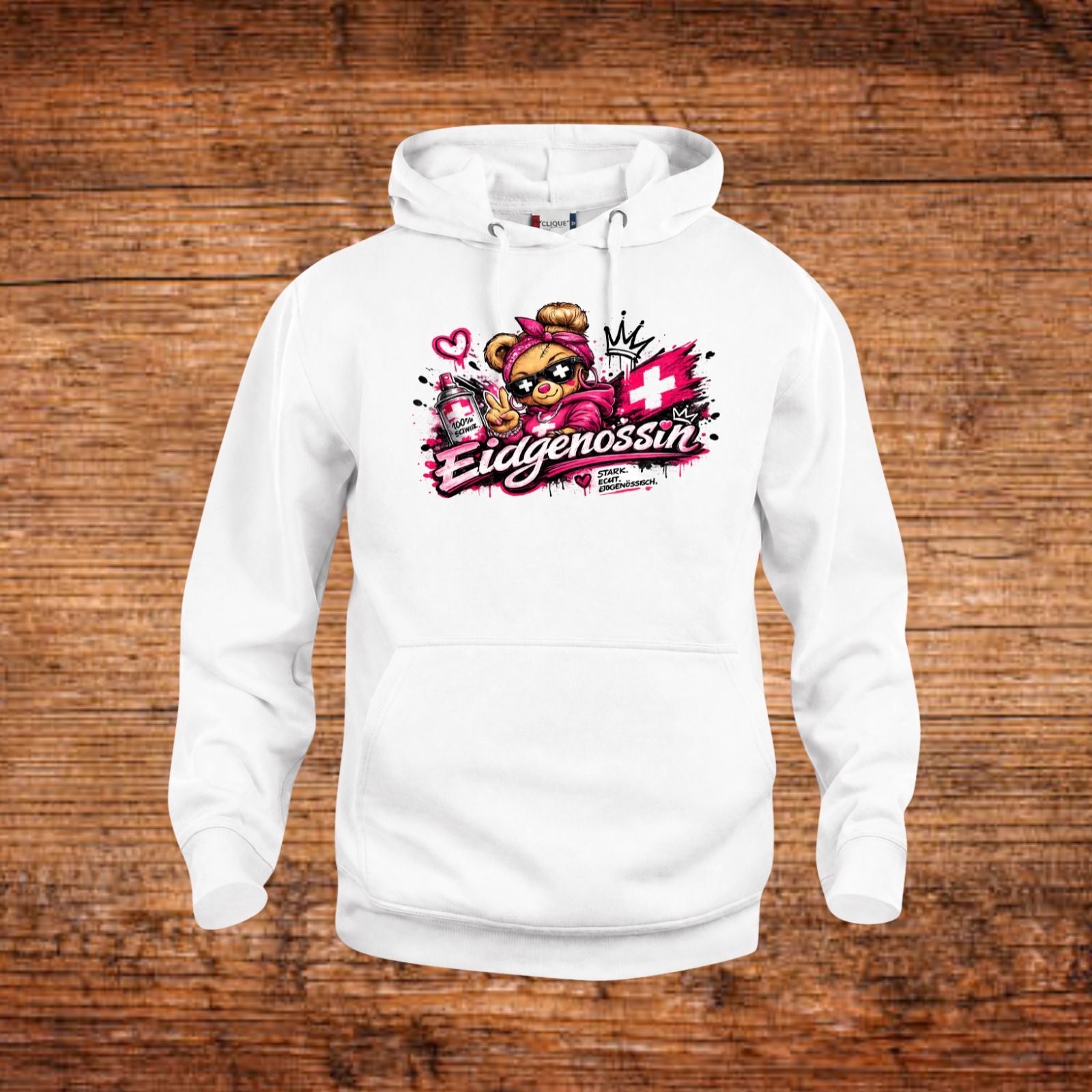 Hoodie in Weiß mit Kapuze, Kängurutasche und großem Brustdruck vorn.