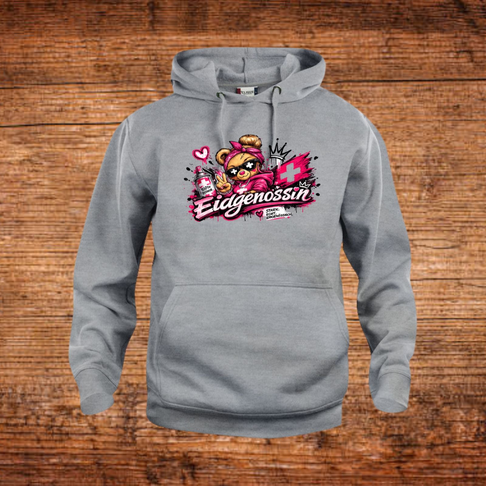 Hoodie in Grau mit Kapuze, Kängurutasche und großem Brustdruck vorn.