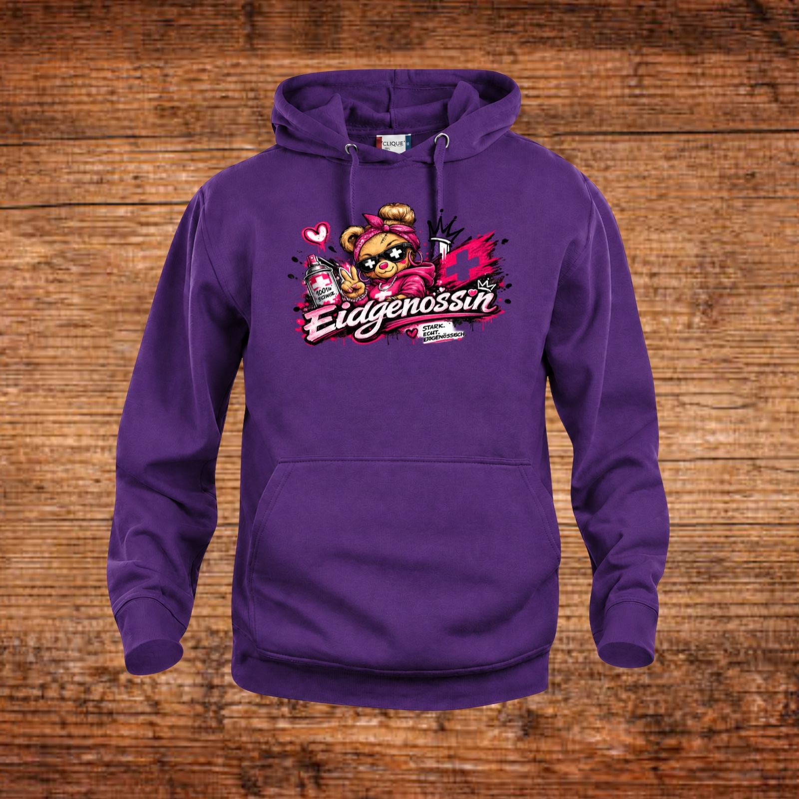 Hoodie in Lila mit Kapuze, Kängurutasche und großem Brustdruck vorn.