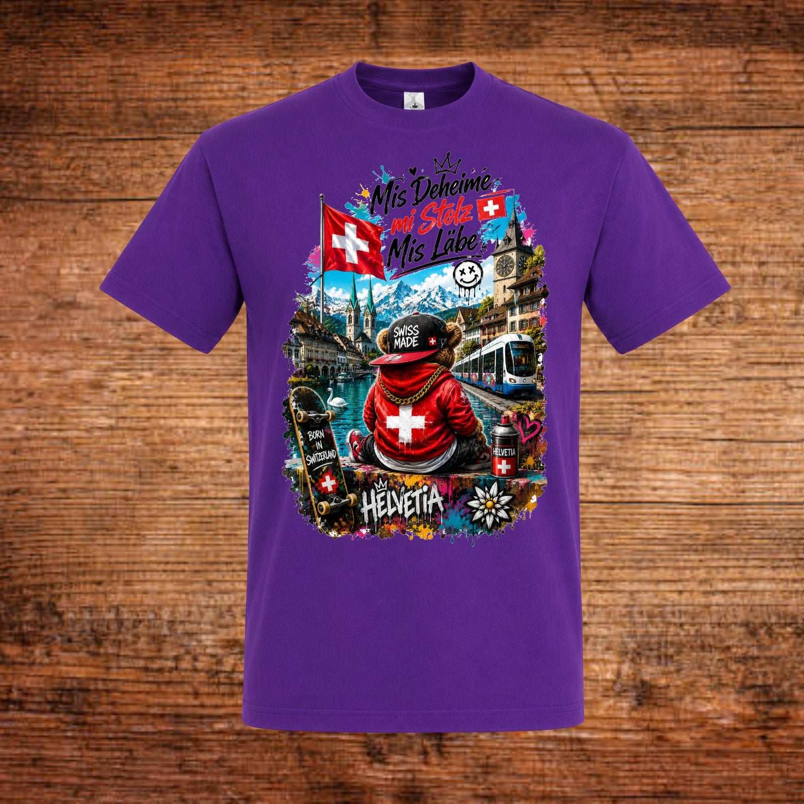 Lila T-Shirt mit großem Frontmotiv und Schweizer Flaggen