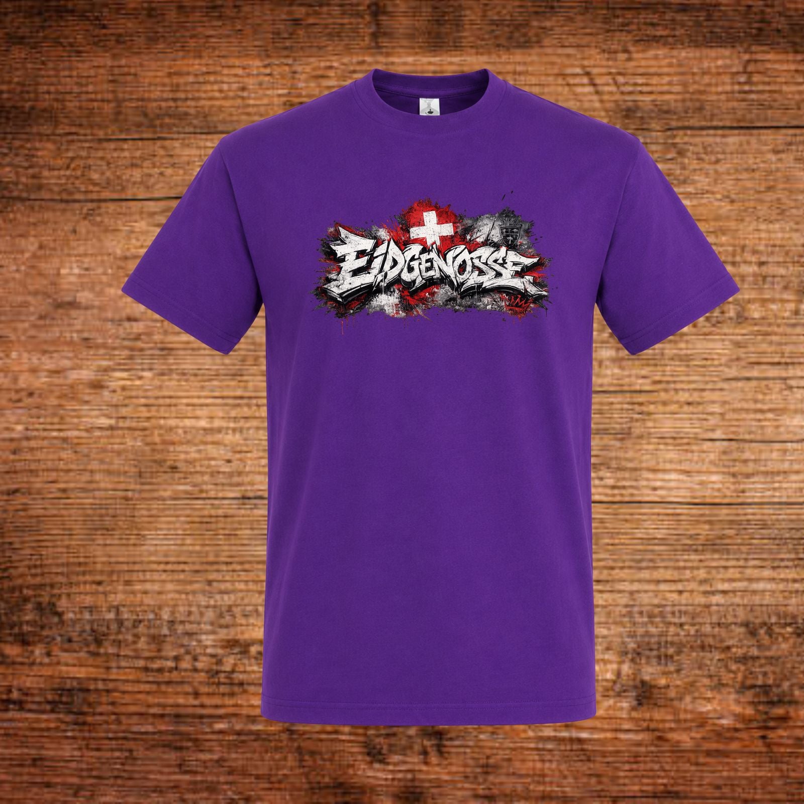 Lila T-Shirt mit Brustdruck und Grafik mit Schweizer Kreuz