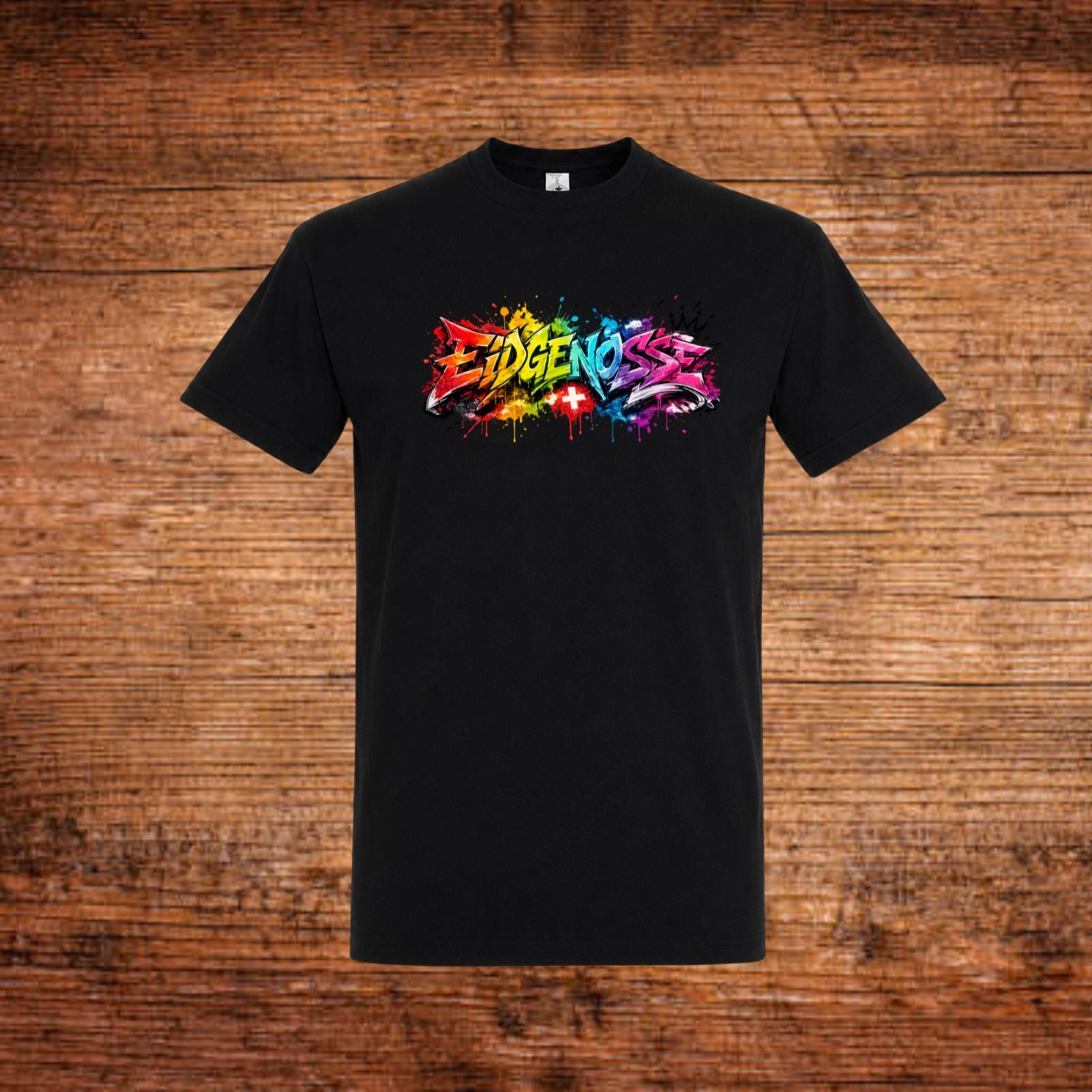 Schwarzes T-Shirt mit buntem Graffiti-Logo vorn