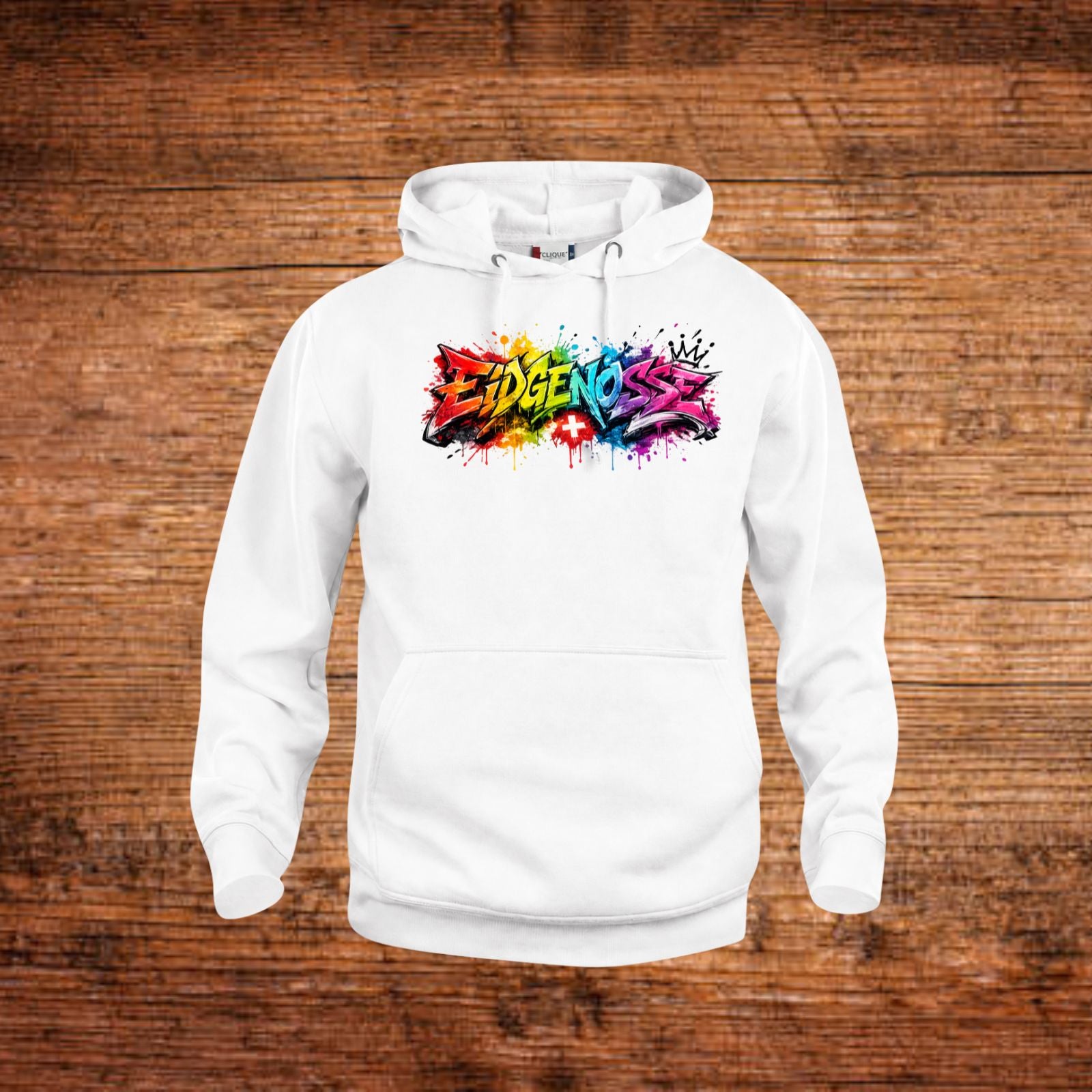 Weißer Hoodie mit Kapuze und Kängurutasche, bunter Graffiti-Print auf der Brust.