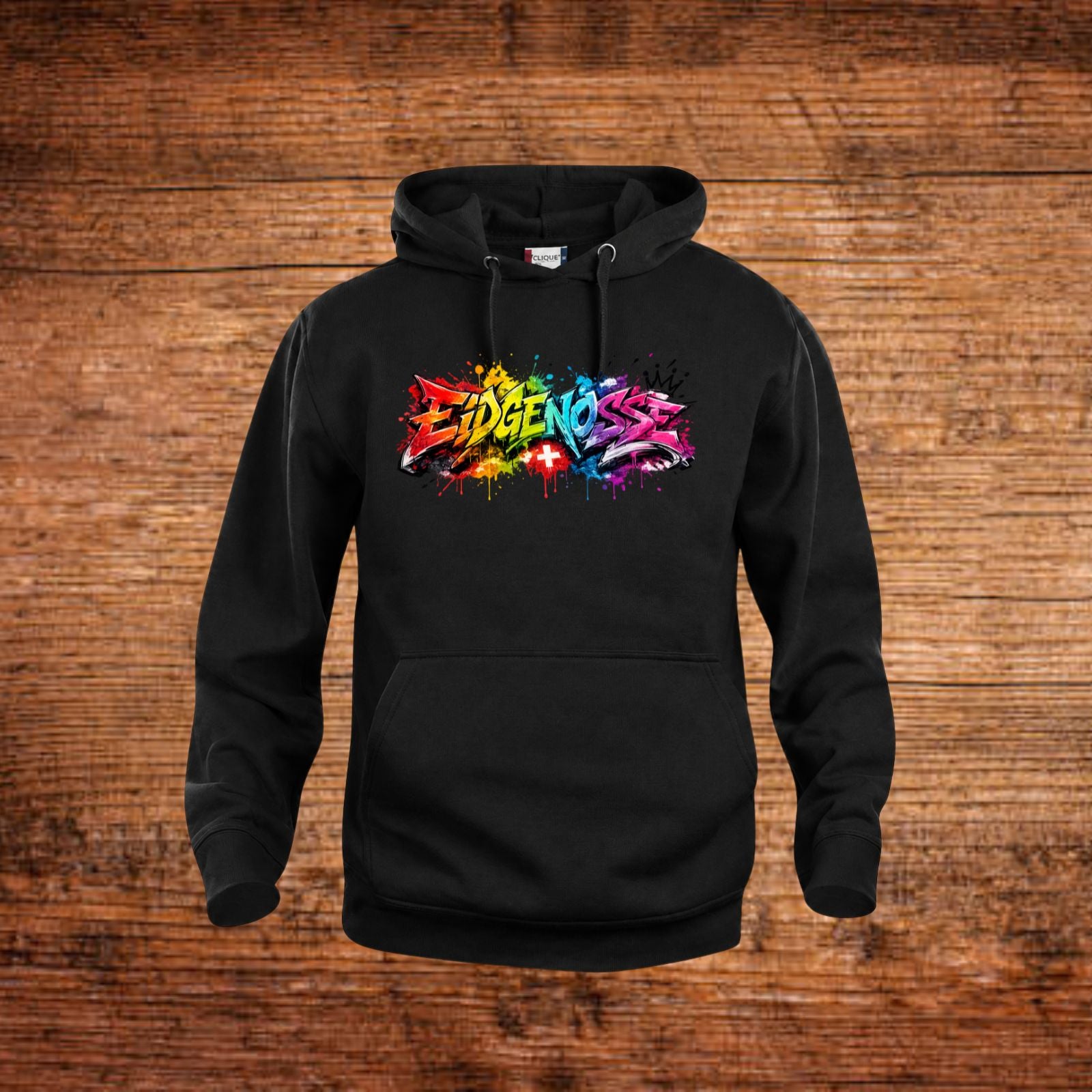 Schwarzer Hoodie mit Kapuze und Kängurutasche, bunter Graffiti-Print auf der Brust.