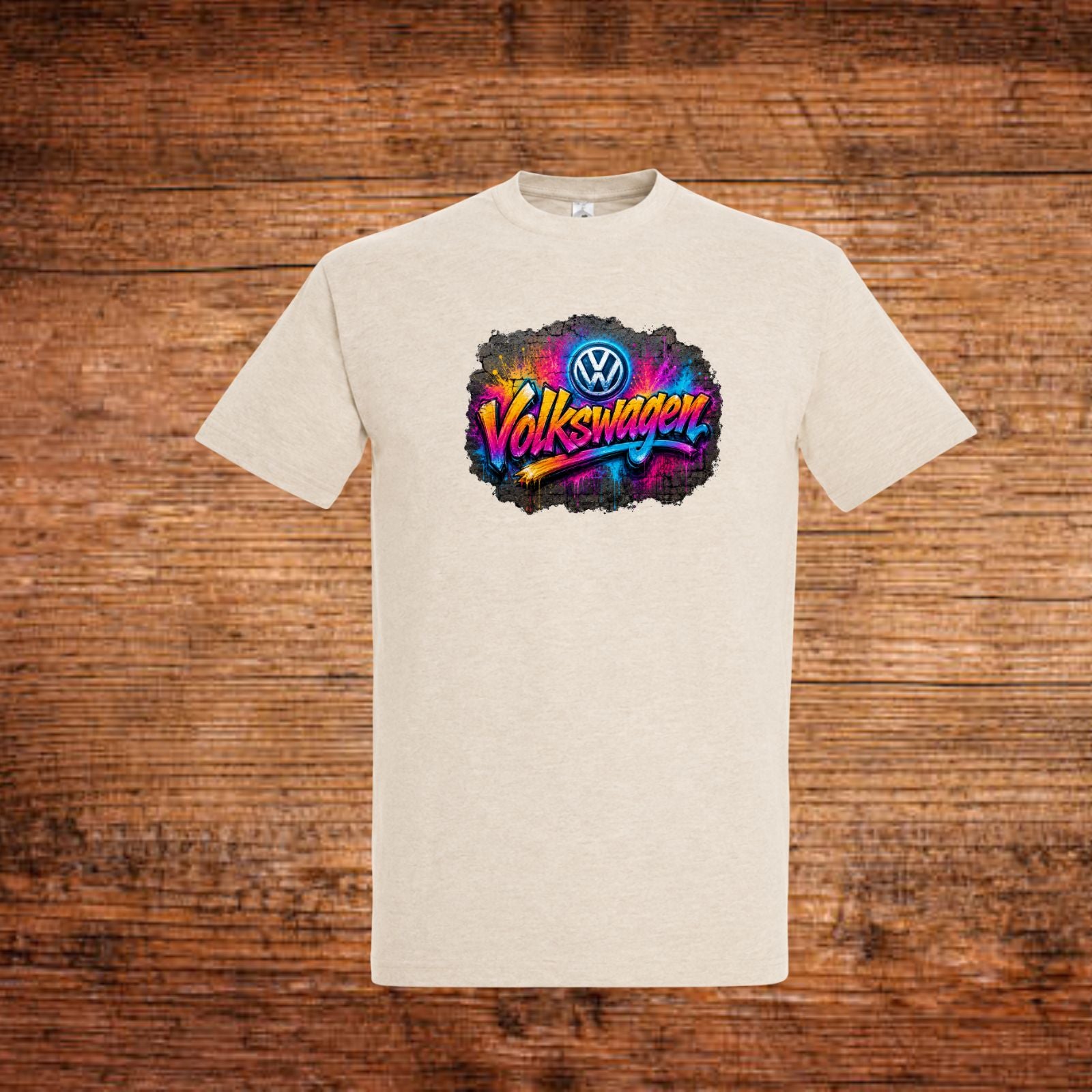 Hellbeiges T-Shirt mit Volkswagen-Graffiti-Aufdruck in Regenbogenfarben