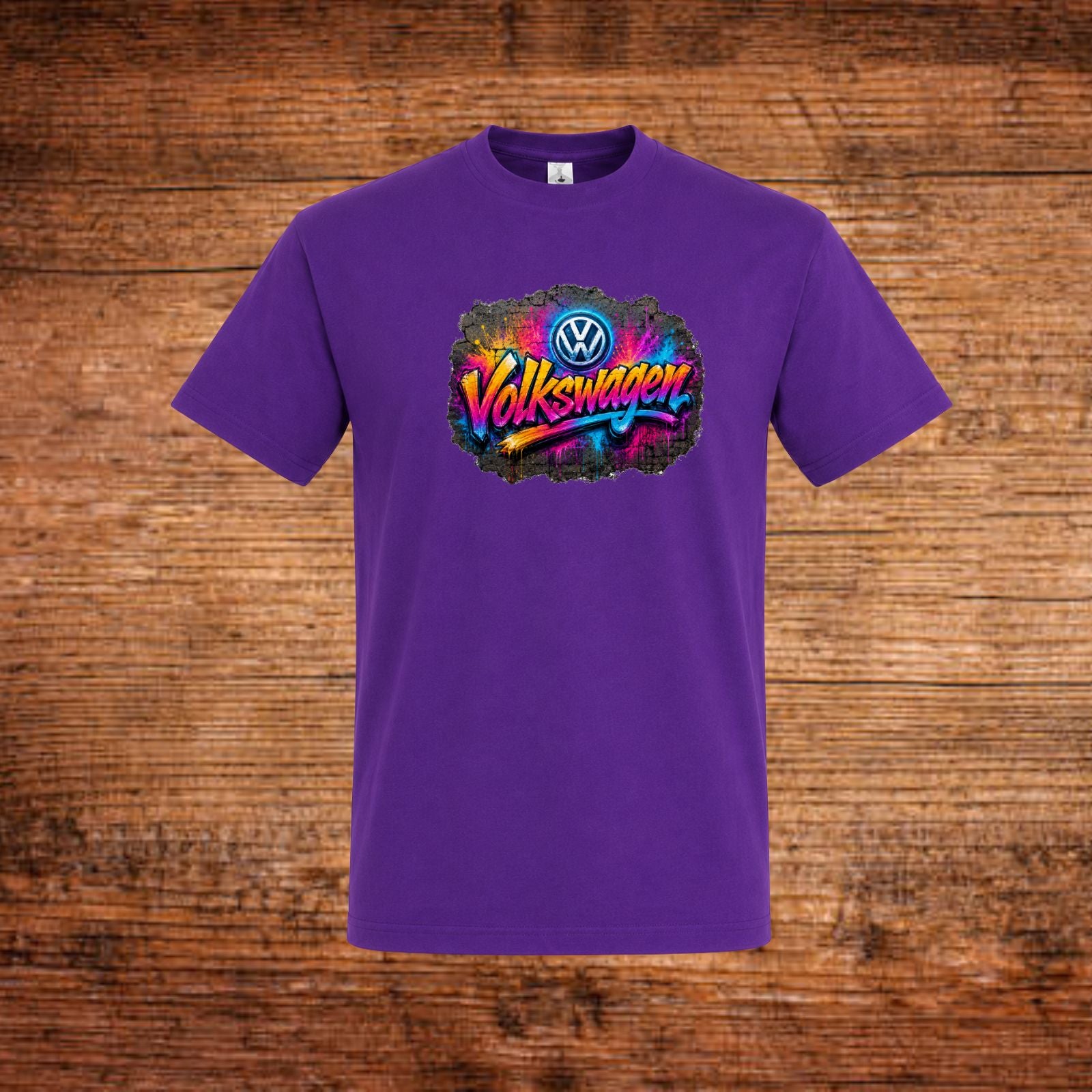Lila T-Shirt mit Volkswagen-Graffiti-Aufdruck in Regenbogenfarben