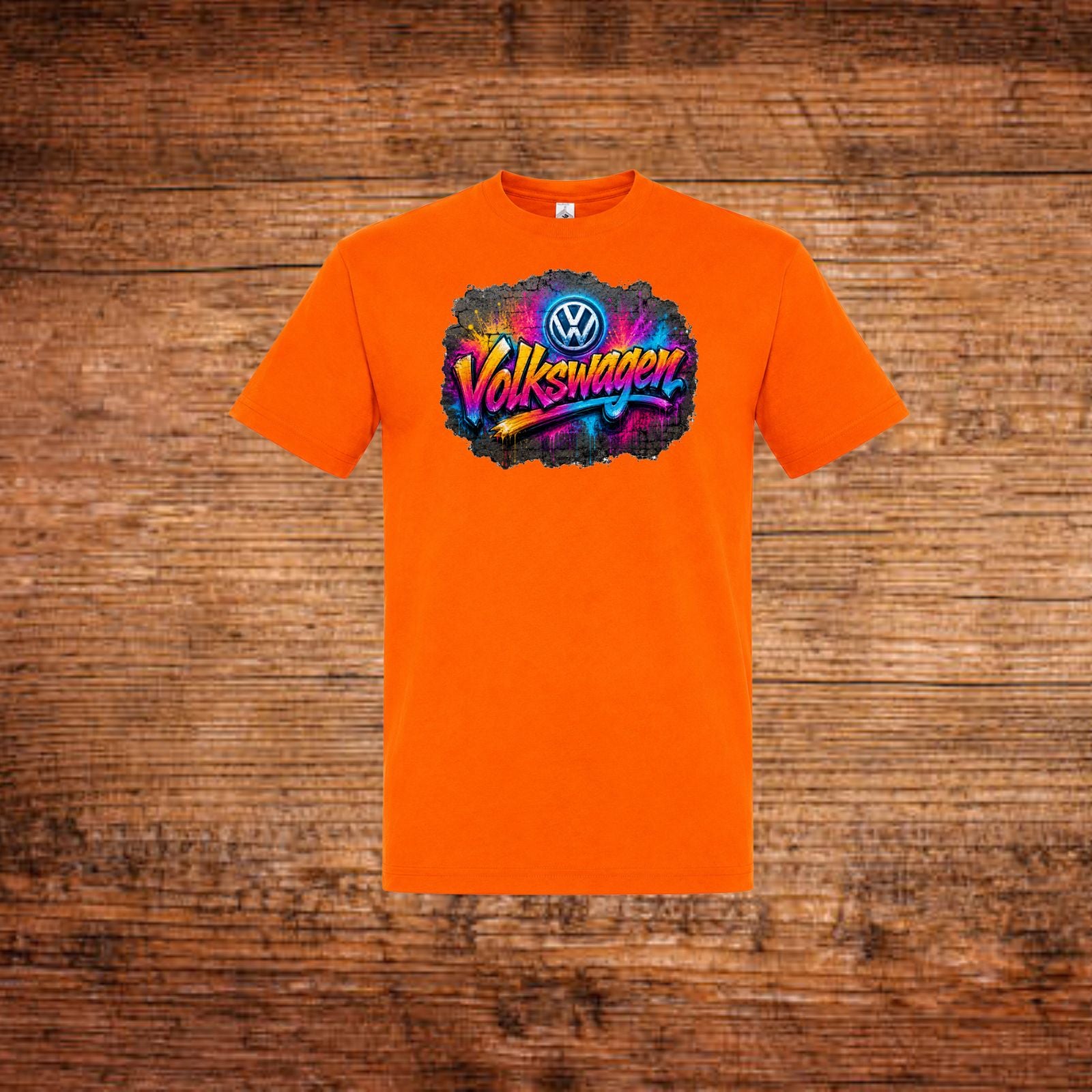 Oranges T-Shirt mit Volkswagen-Graffiti-Aufdruck in Regenbogenfarben