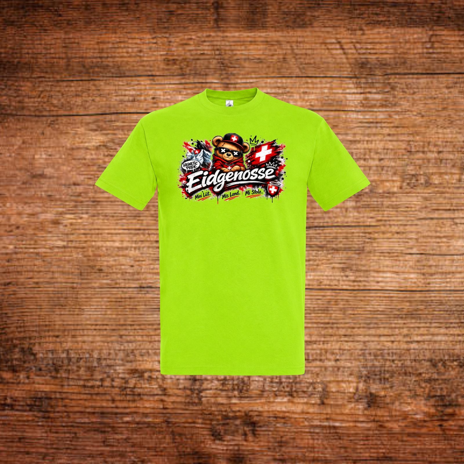 Grünes T-Shirt mit buntem Aufdruck von Bär und Schweizerkreuz