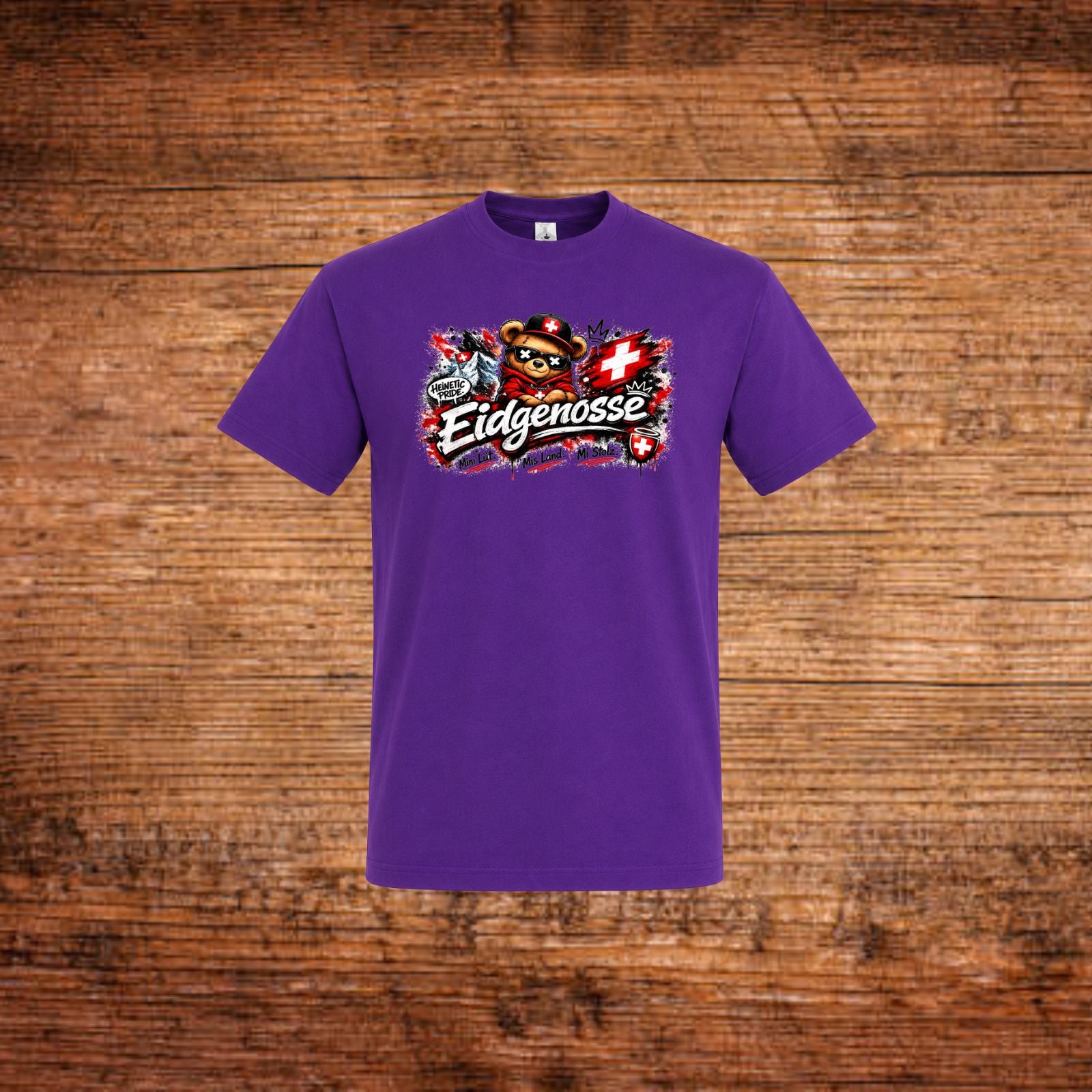 Lila T-Shirt mit buntem Aufdruck von Bär und Schweizerkreuz