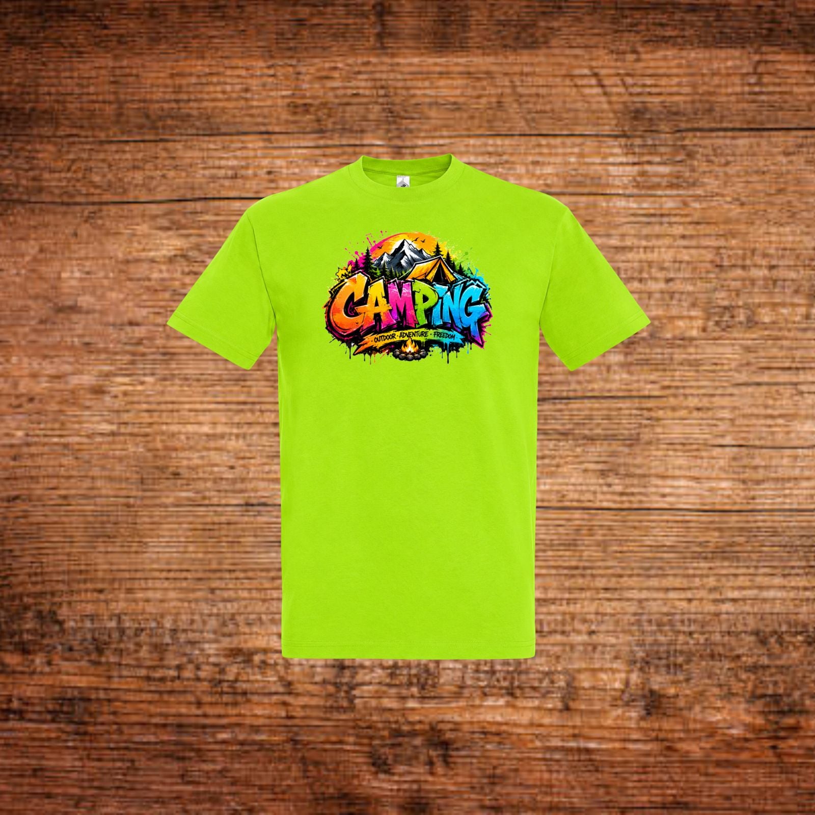 Grünes T-Shirt mit farbigem „Camping“-Graffiti-Aufdruck auf der Brust