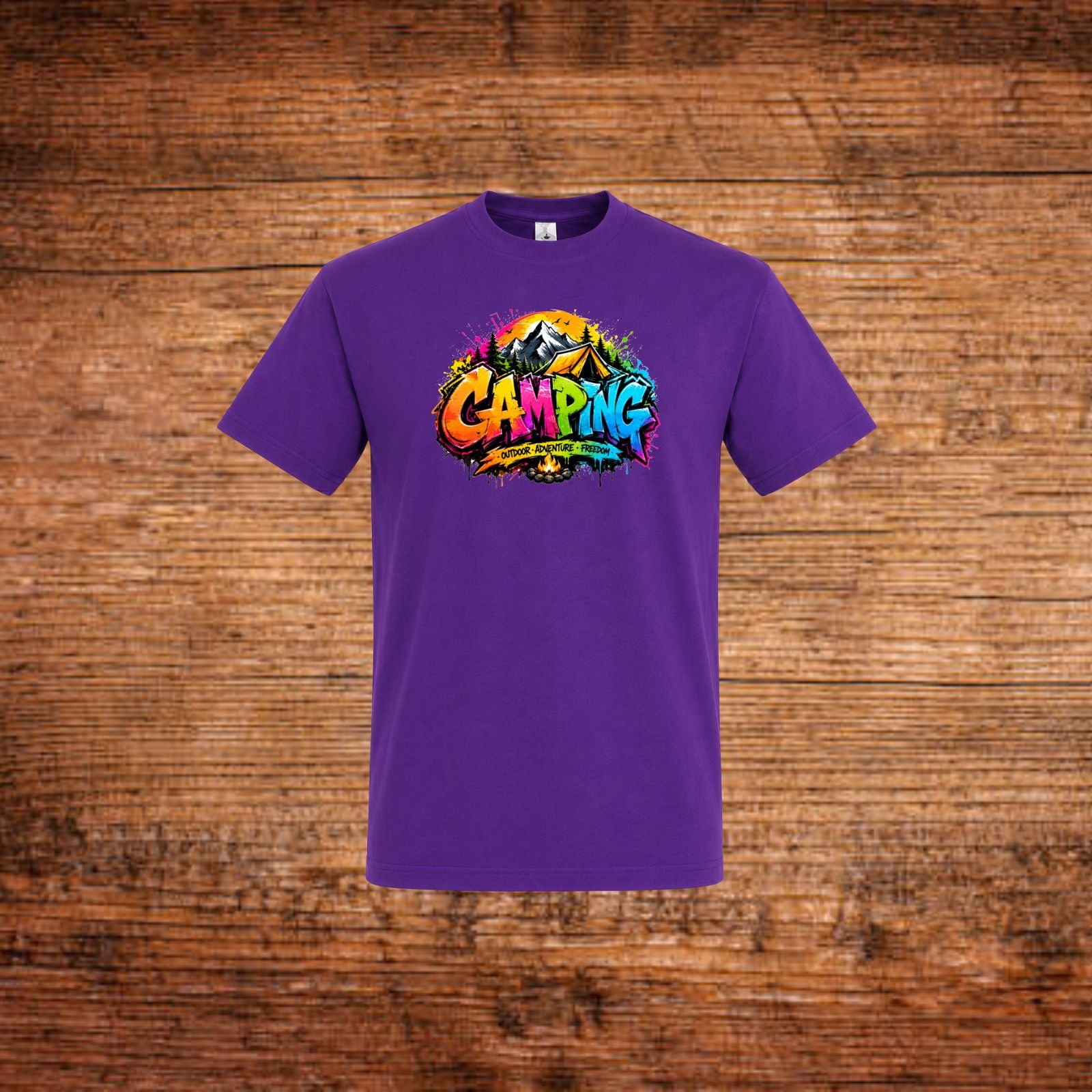 Lila T-Shirt mit farbigem „Camping“-Graffiti-Aufdruck auf der Brust