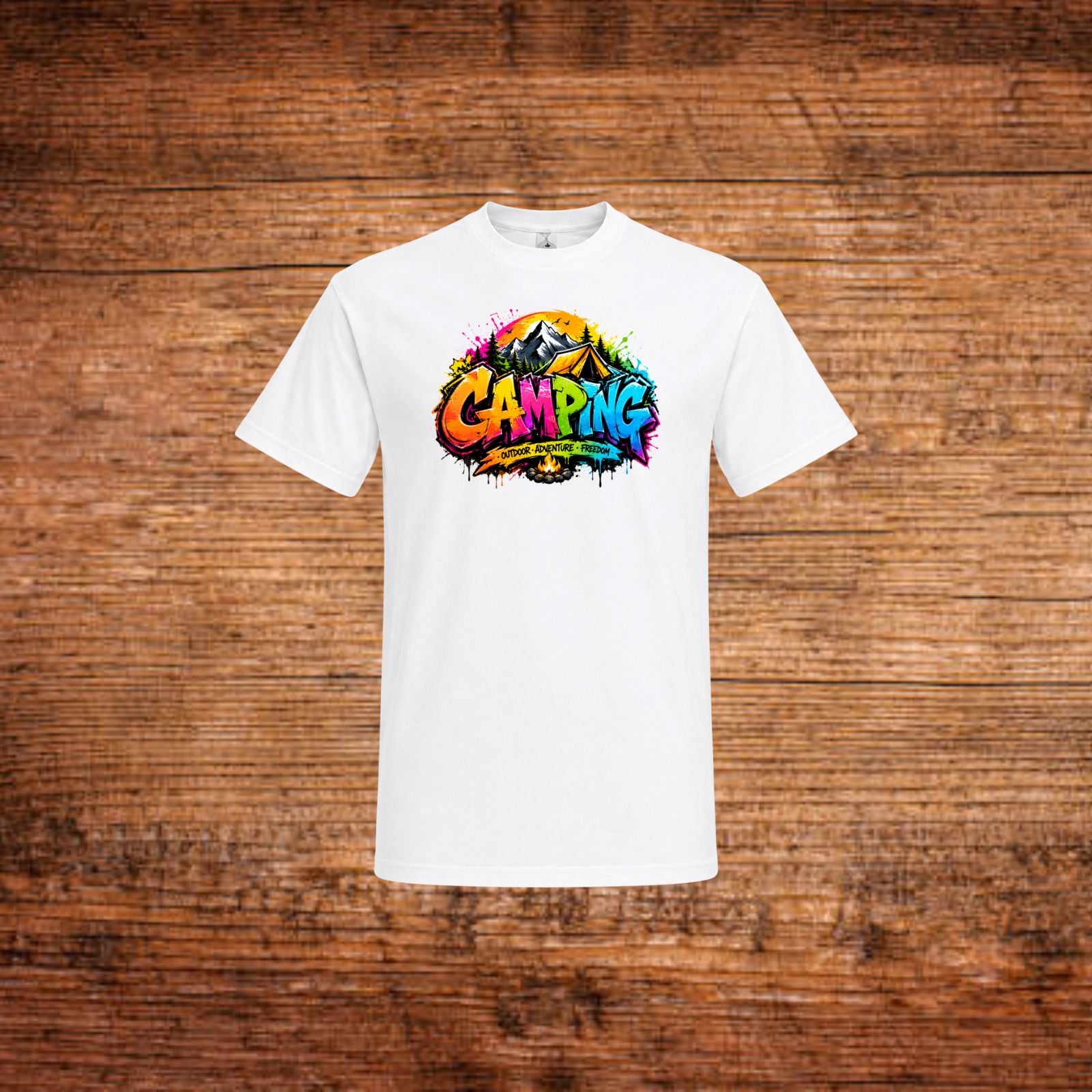 Weißes T-Shirt mit farbigem „Camping“-Graffiti-Aufdruck auf der Brust