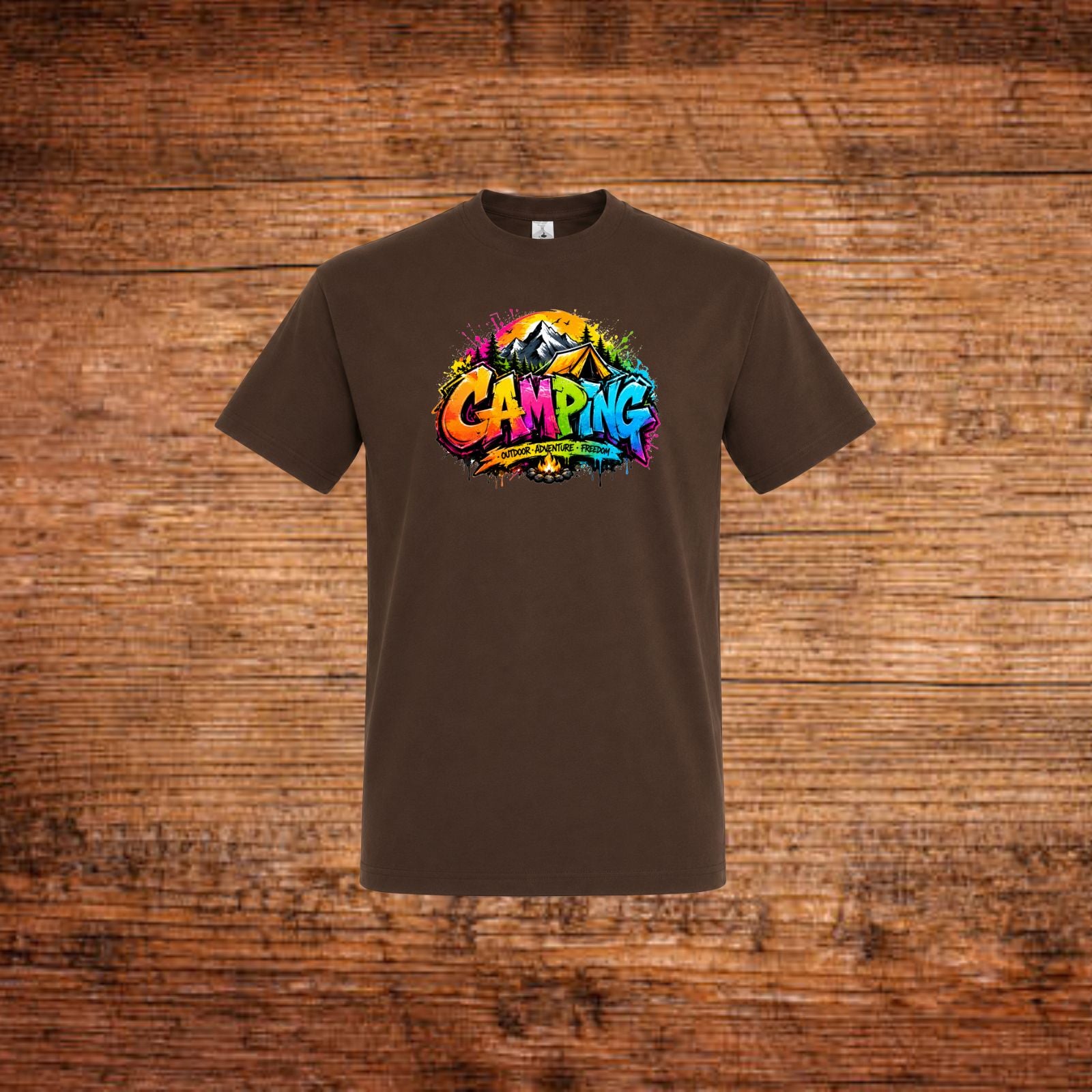 Braunes T-Shirt mit farbigem „Camping“-Graffiti-Aufdruck auf der Brust