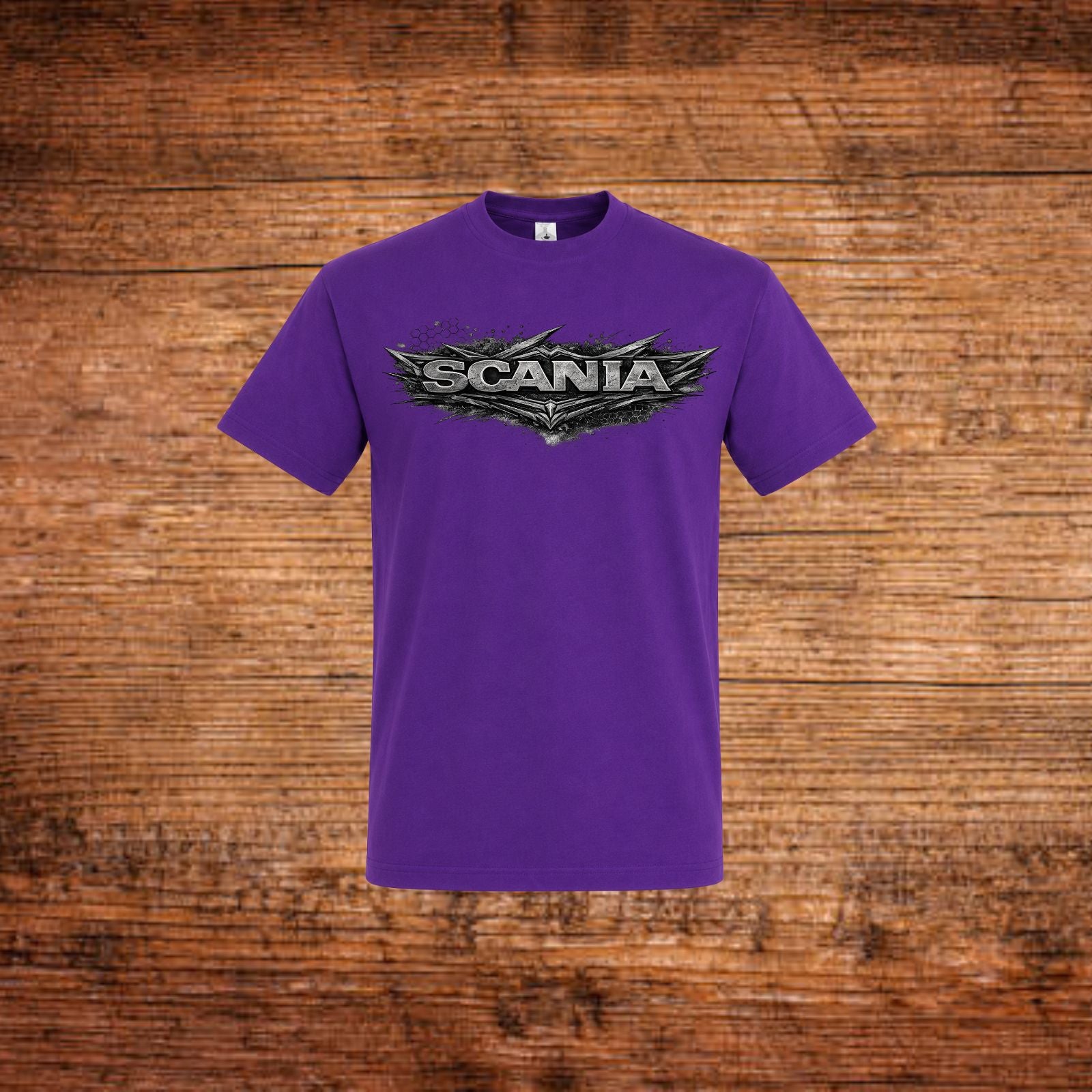 Lila T-Shirt mit SCANIA-Metall-Logo vorn.