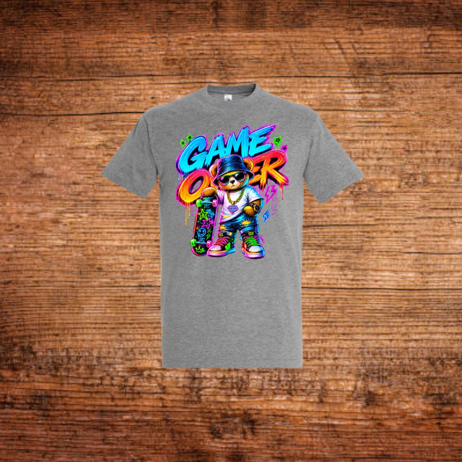 Graues T-Shirt mit buntem „Game Over“ Bären-Graffiti-Print
