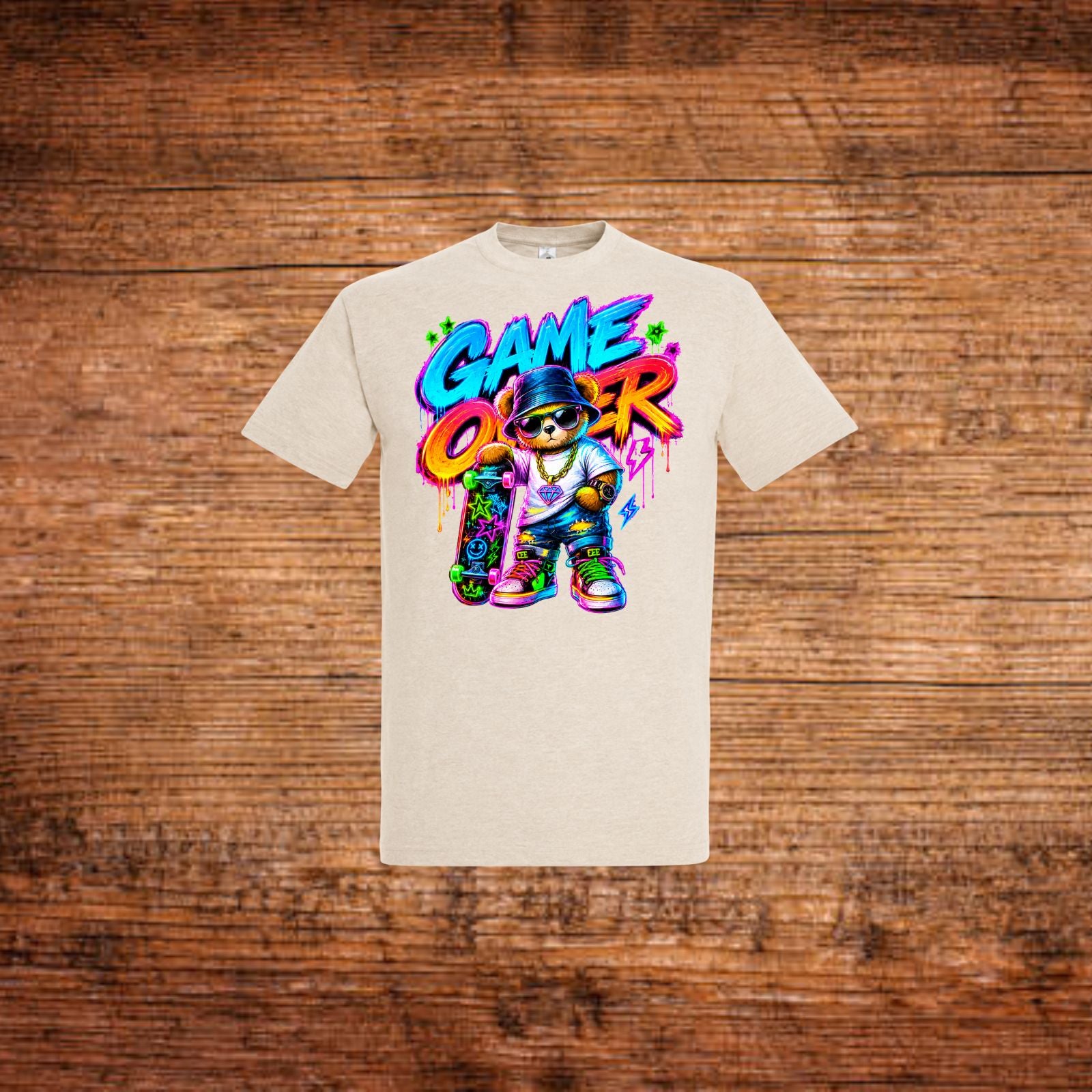 Beiges T-Shirt mit buntem „Game Over“ Bären-Graffiti-Print