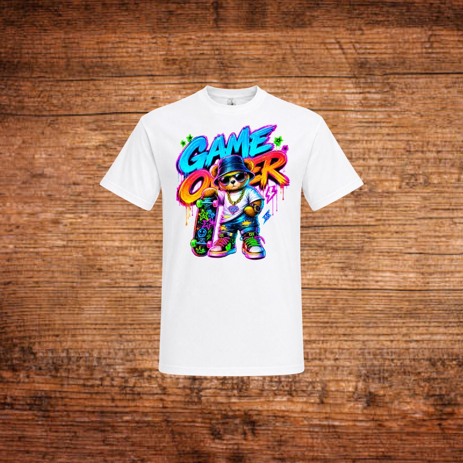 Weißes T-Shirt mit buntem „Game Over“ Bären-Graffiti-Print