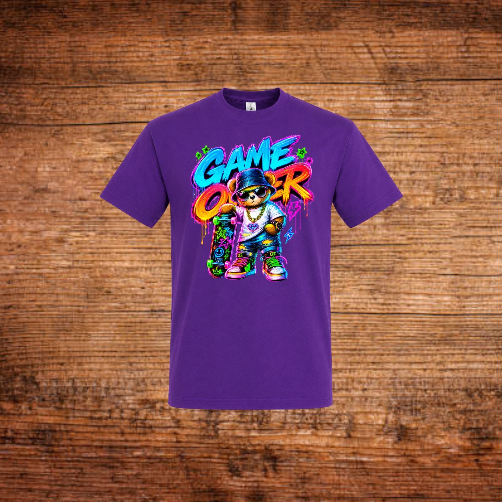 Lila T-Shirt mit buntem „Game Over“ Bären-Graffiti-Print
