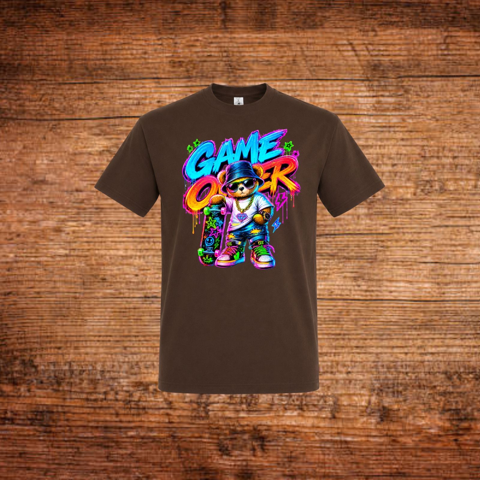 Braunes T-Shirt mit buntem „Game Over“ Bären-Graffiti-Print