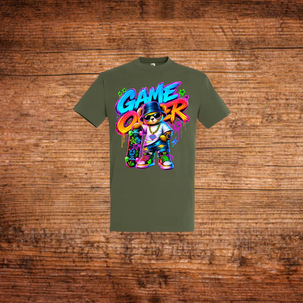 Dunkelgrünes T-Shirt mit buntem „Game Over“ Bären-Graffiti-Print