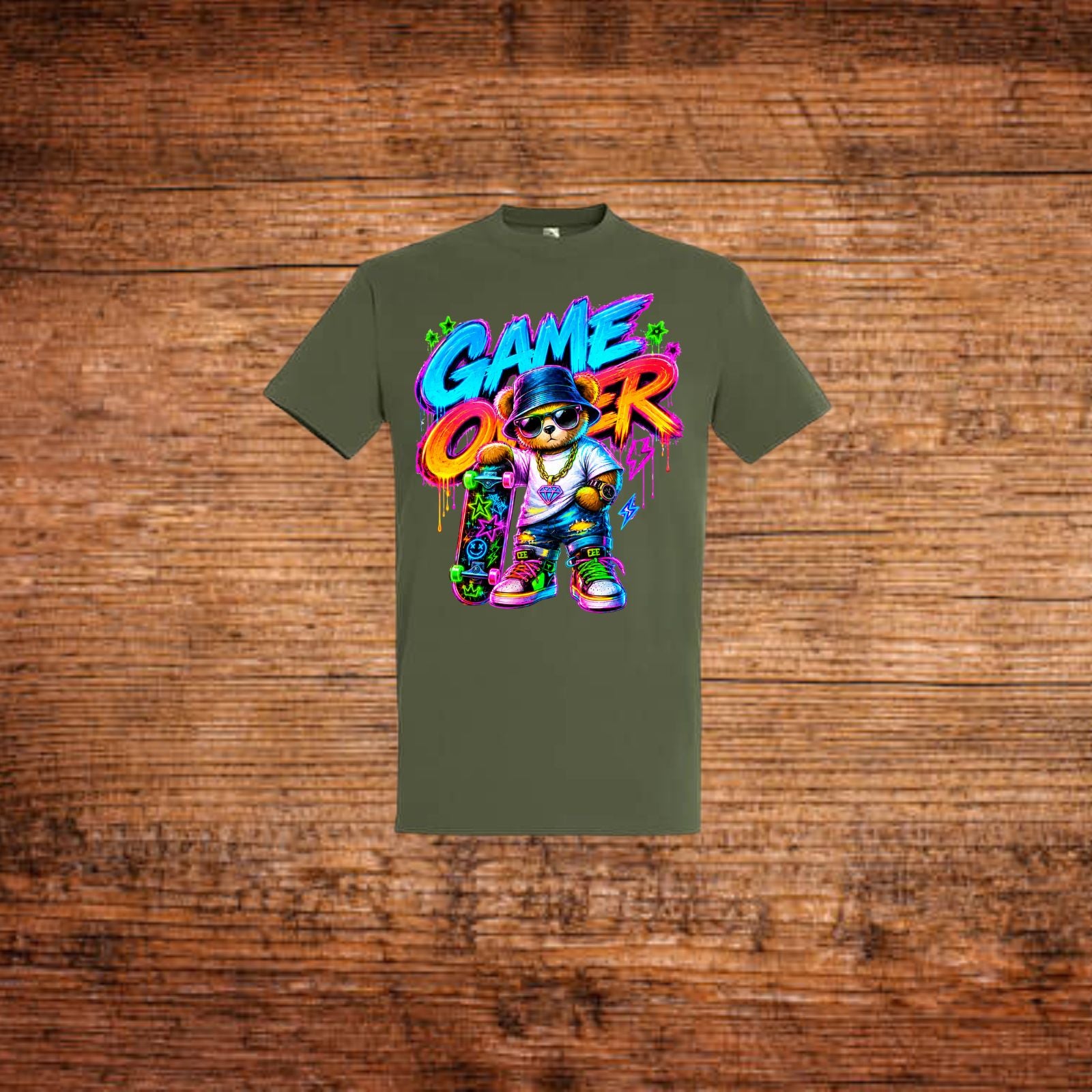 Dunkelgrünes T-Shirt mit buntem „Game Over“ Bären-Graffiti-Print