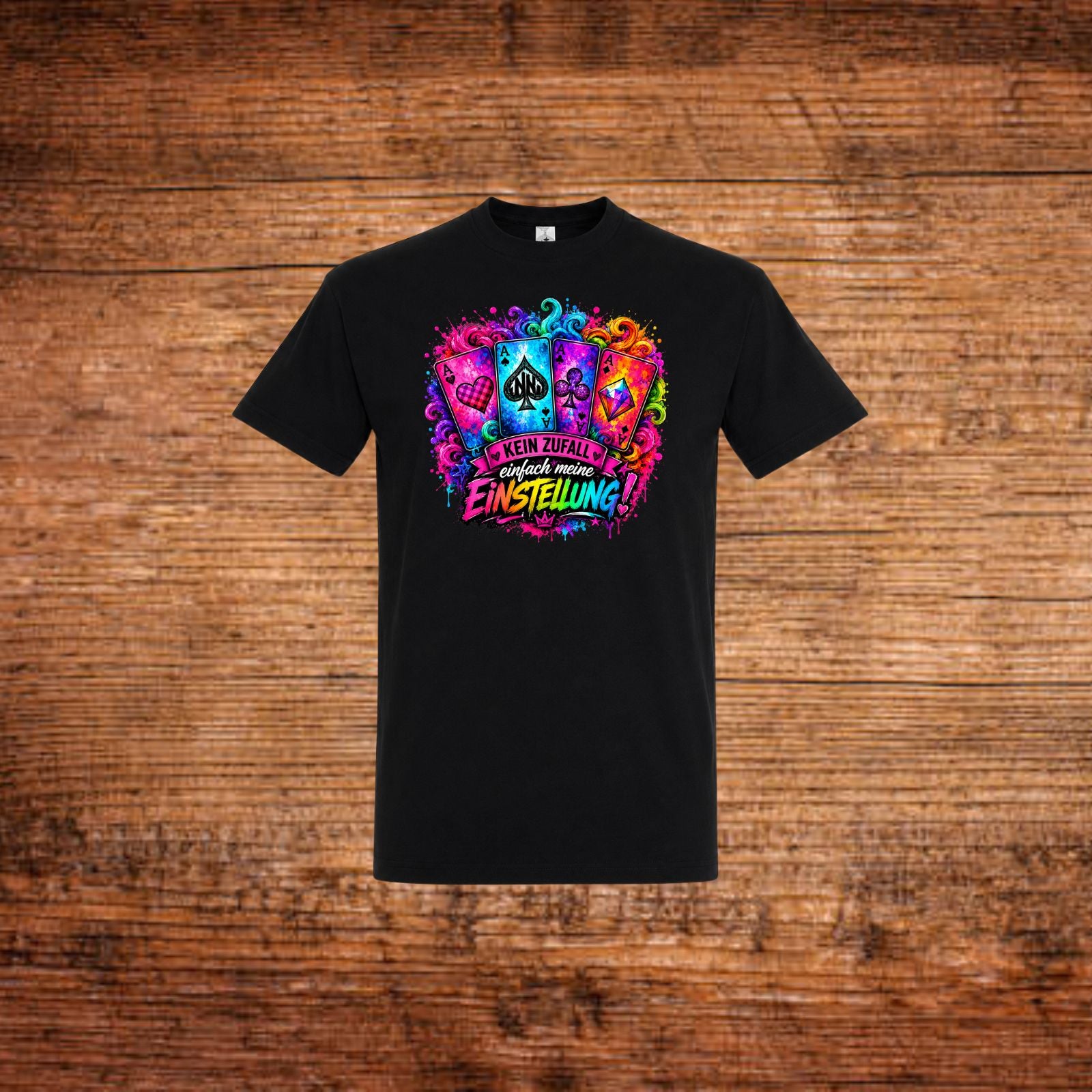 Schwarzes T-Shirt mit mehrfarbiger Front-Grafik und Schriftzug.