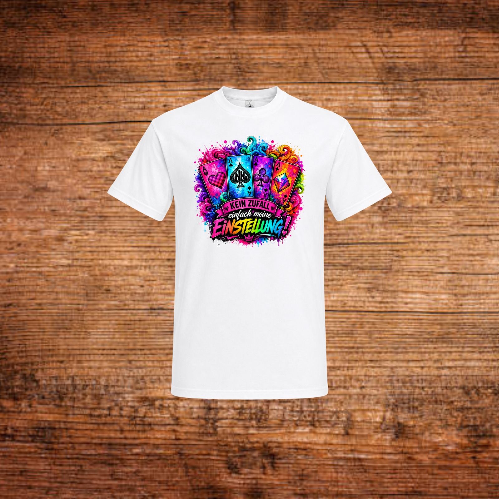 Weißes T-Shirt mit mehrfarbiger Front-Grafik im Brustbereich.