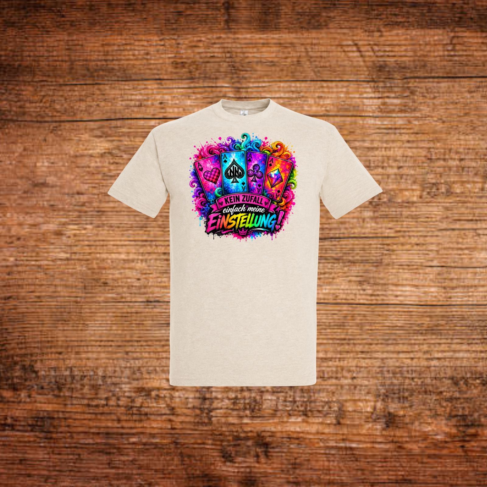 Beiges T-Shirt mit mehrfarbiger Front-Grafik und Schriftzug.