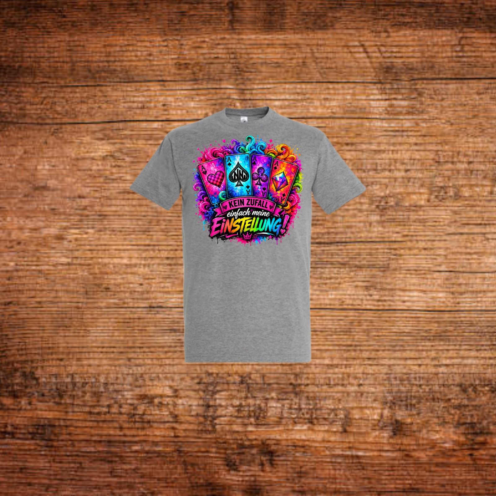 Graues T-Shirt mit mehrfarbiger Front-Grafik und Schriftzug.