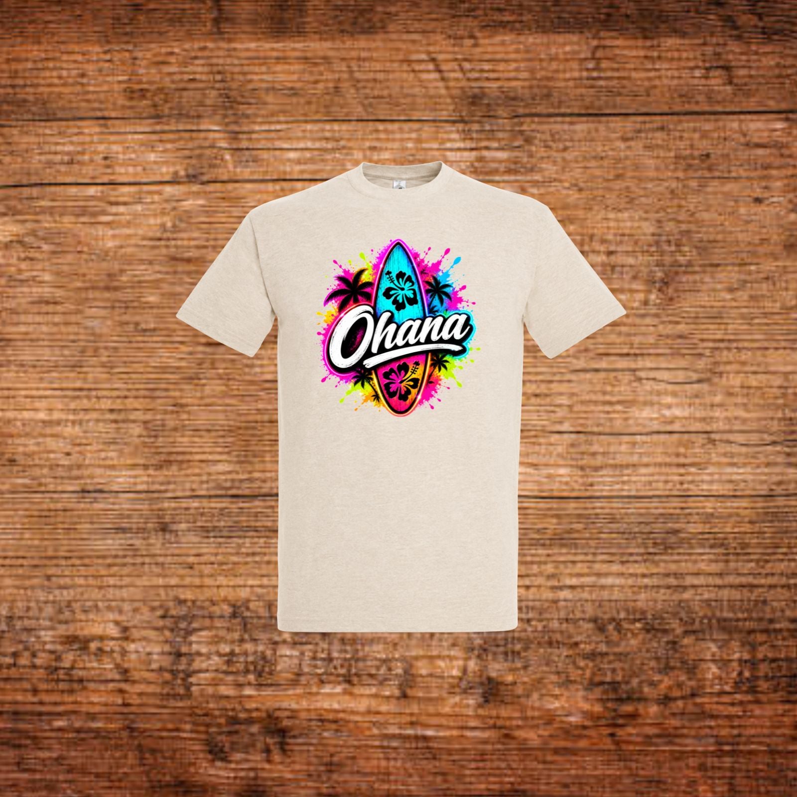 Beiges T-Shirt mit farbigem „Ohana“-Surfmotiv auf der Brust