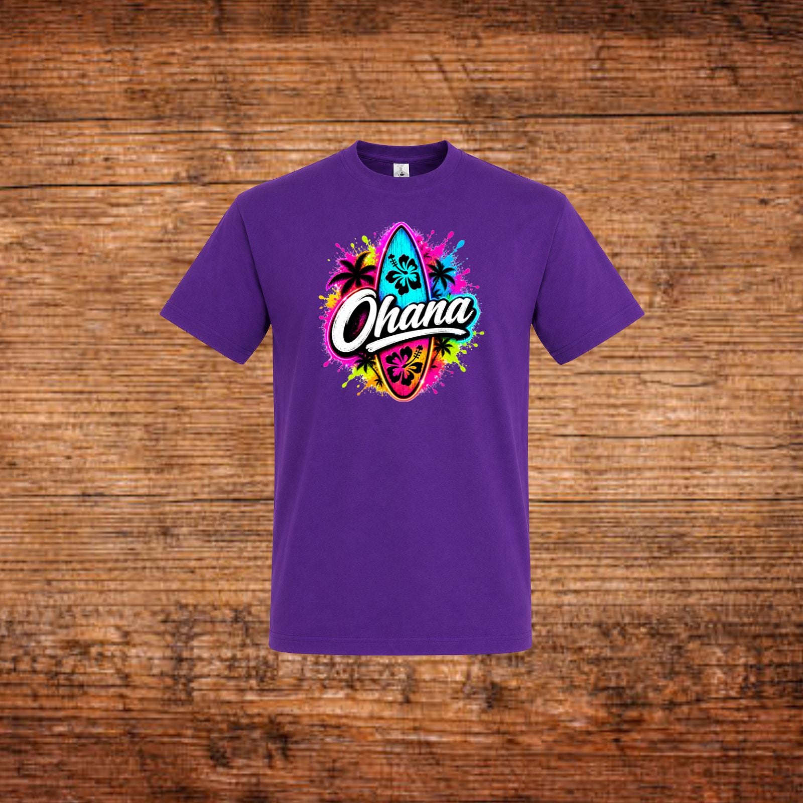 Lila T-Shirt mit farbigem „Ohana“-Surfmotiv auf der Brust