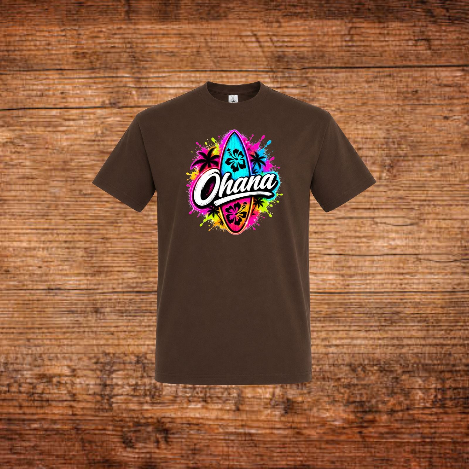 Dunkelbraunes T-Shirt mit farbigem „Ohana“-Surfmotiv auf der Brust