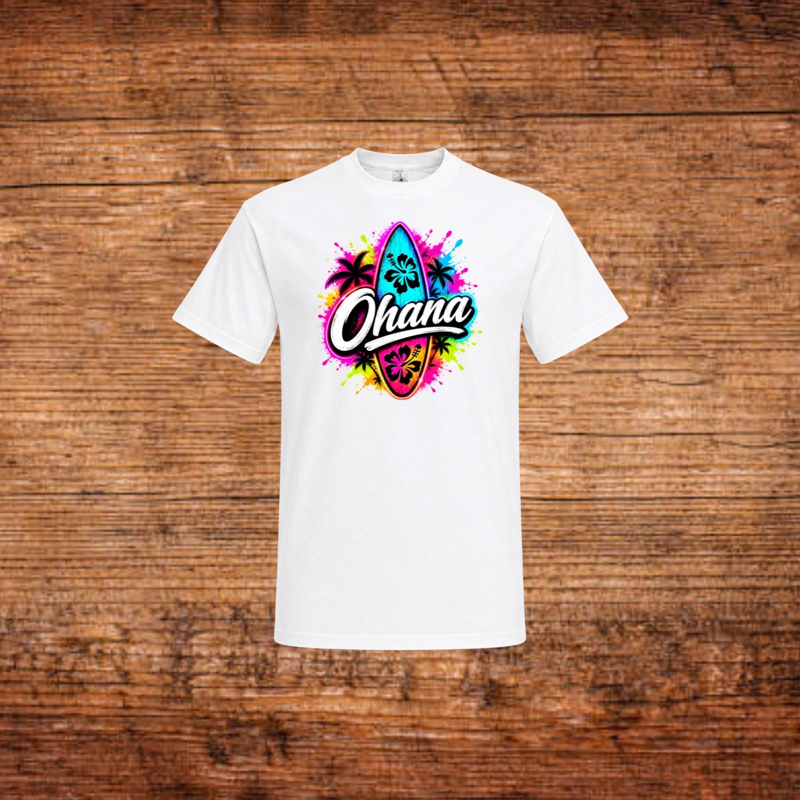 Weißes T-Shirt mit farbigem „Ohana“-Surfmotiv auf der Brust
