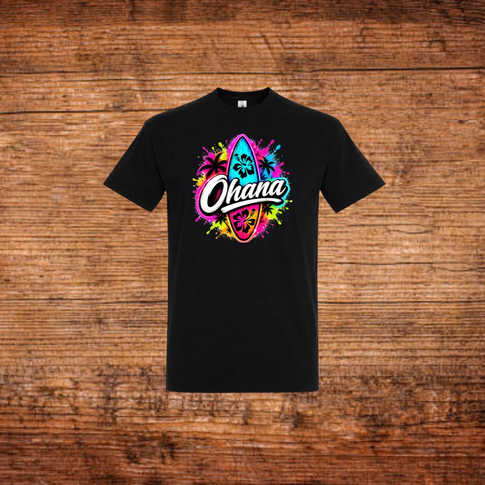 Schwarzes T-Shirt mit farbigem „Ohana“-Surfmotiv auf der Brust