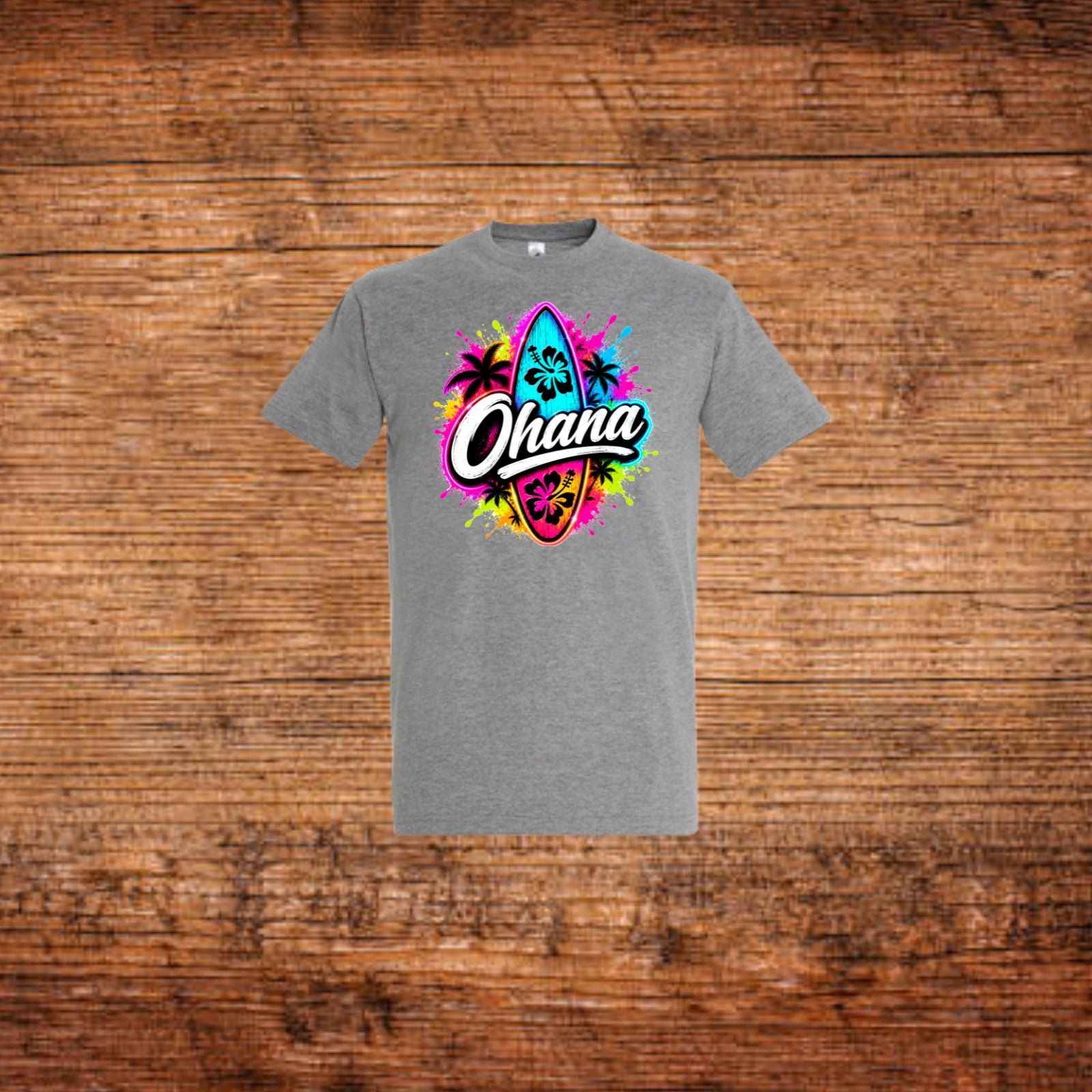 Graues T-Shirt mit farbigem „Ohana“-Surfmotiv auf der Brust