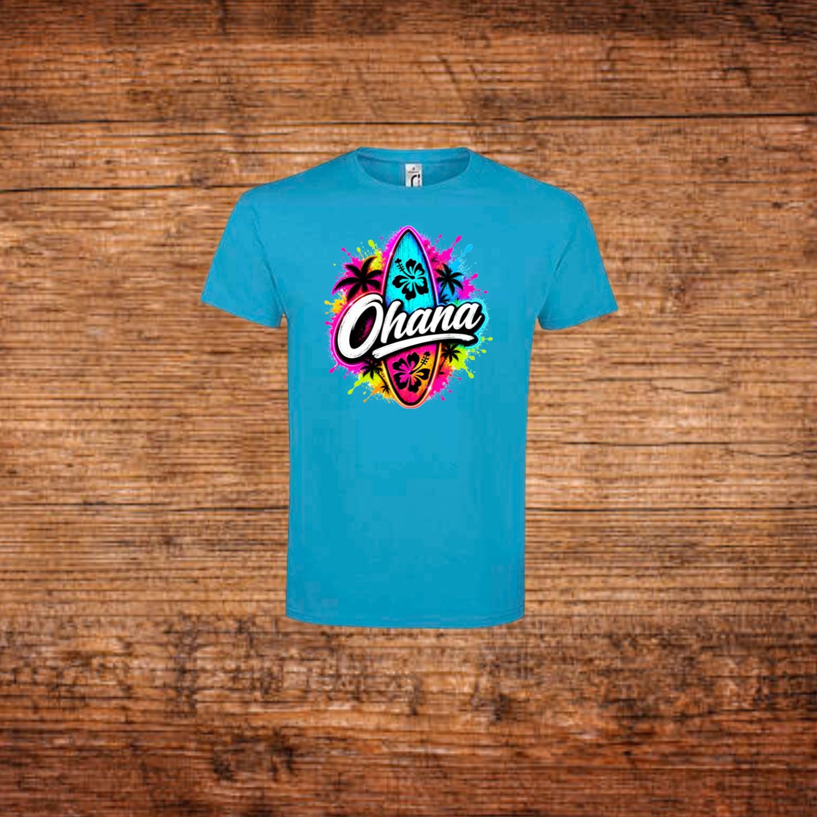 Türkisfarbenes T-Shirt mit farbigem „Ohana“-Surfmotiv auf der Brust