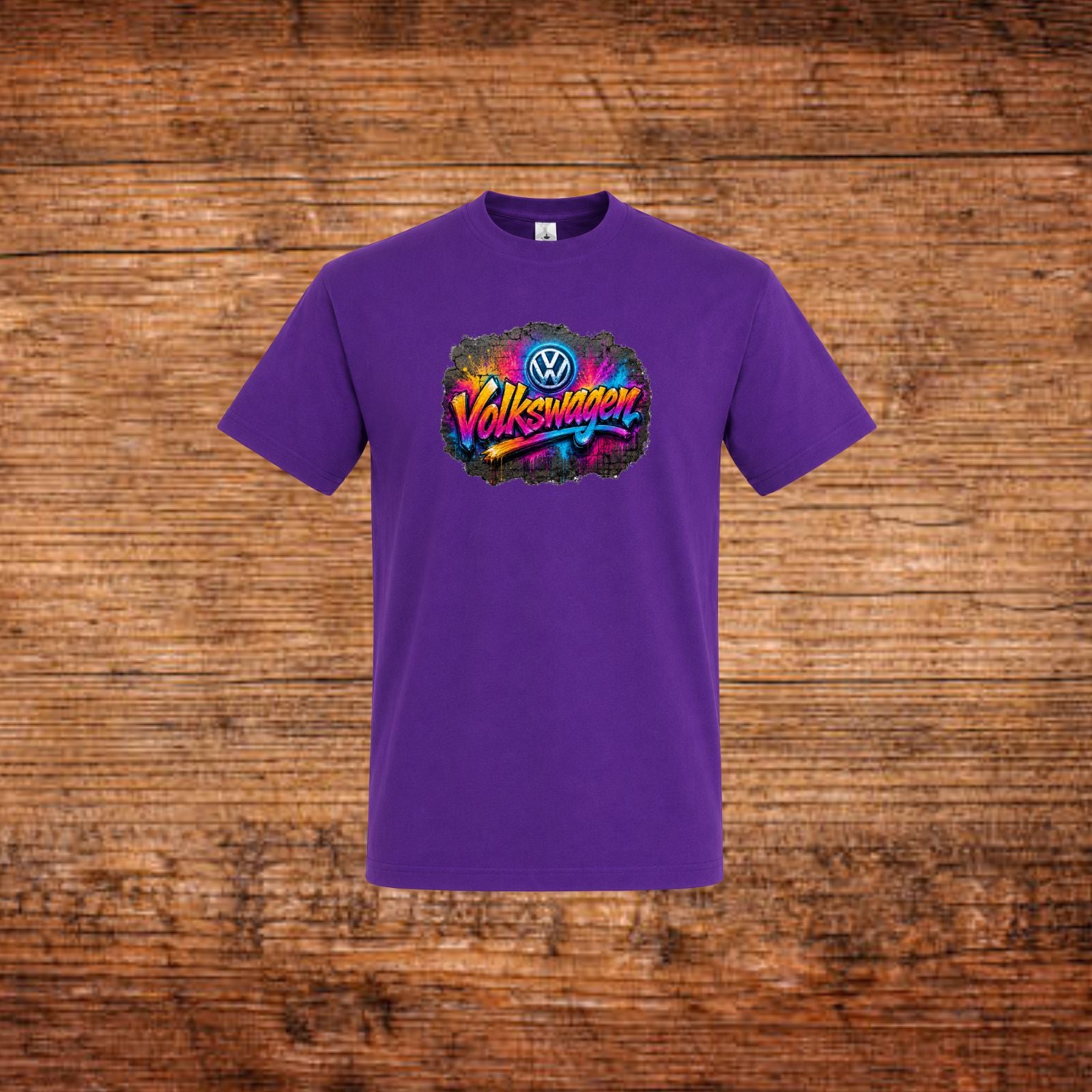 Lila T-Shirt mit farbigem Volkswagen-Graffiti-Print auf der Brust