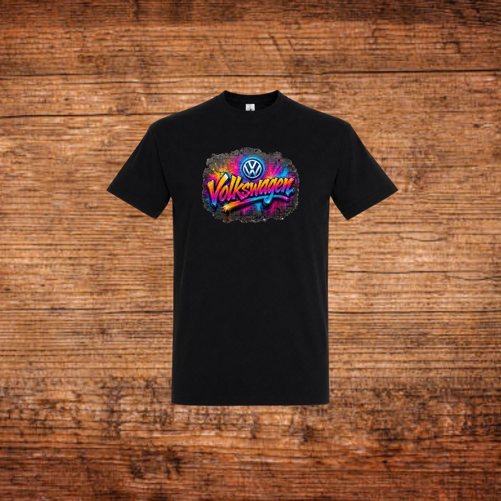 Schwarzes T-Shirt mit farbigem Volkswagen-Graffiti-Print auf der Brust