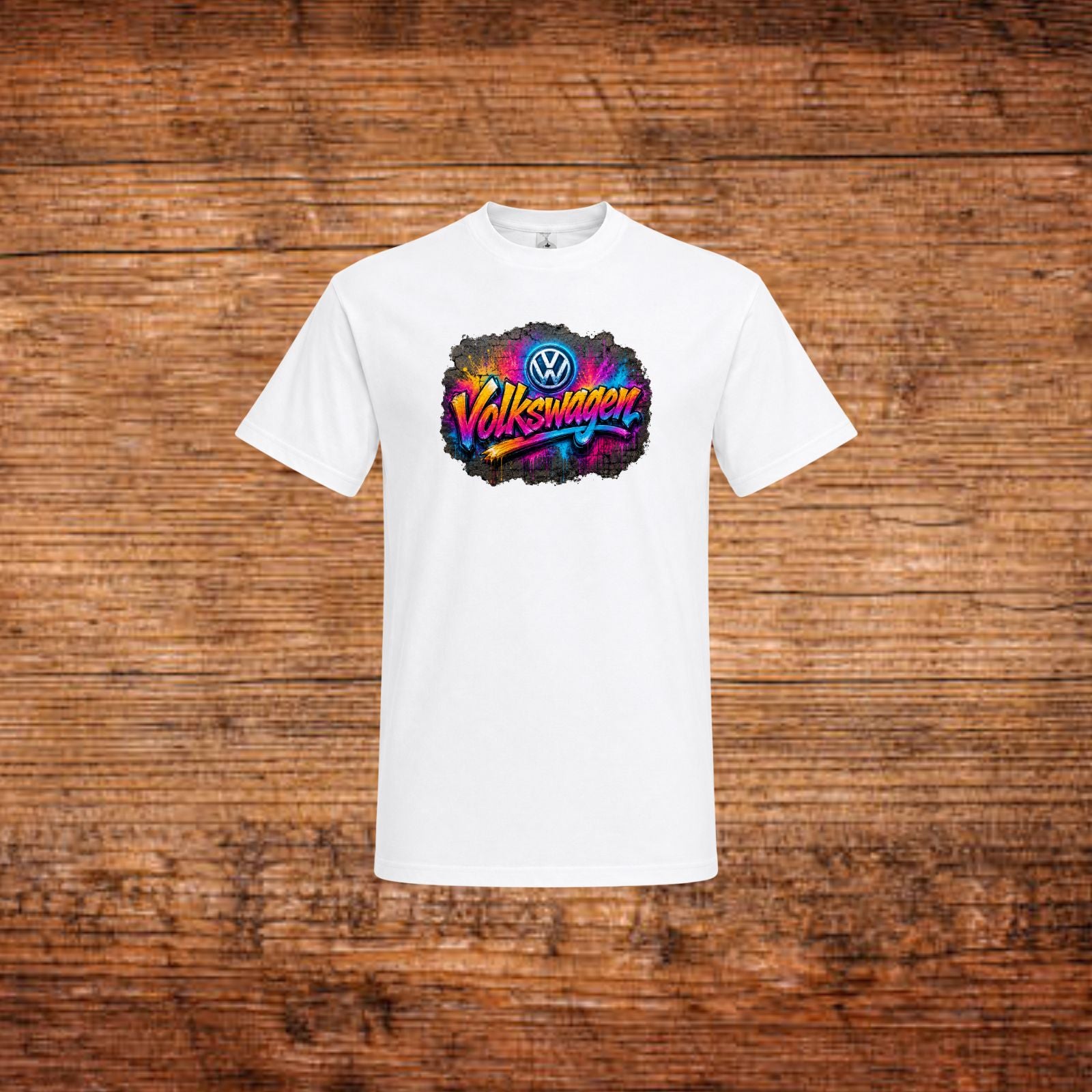 Weißes T-Shirt mit farbigem Volkswagen-Graffiti-Print auf der Brust