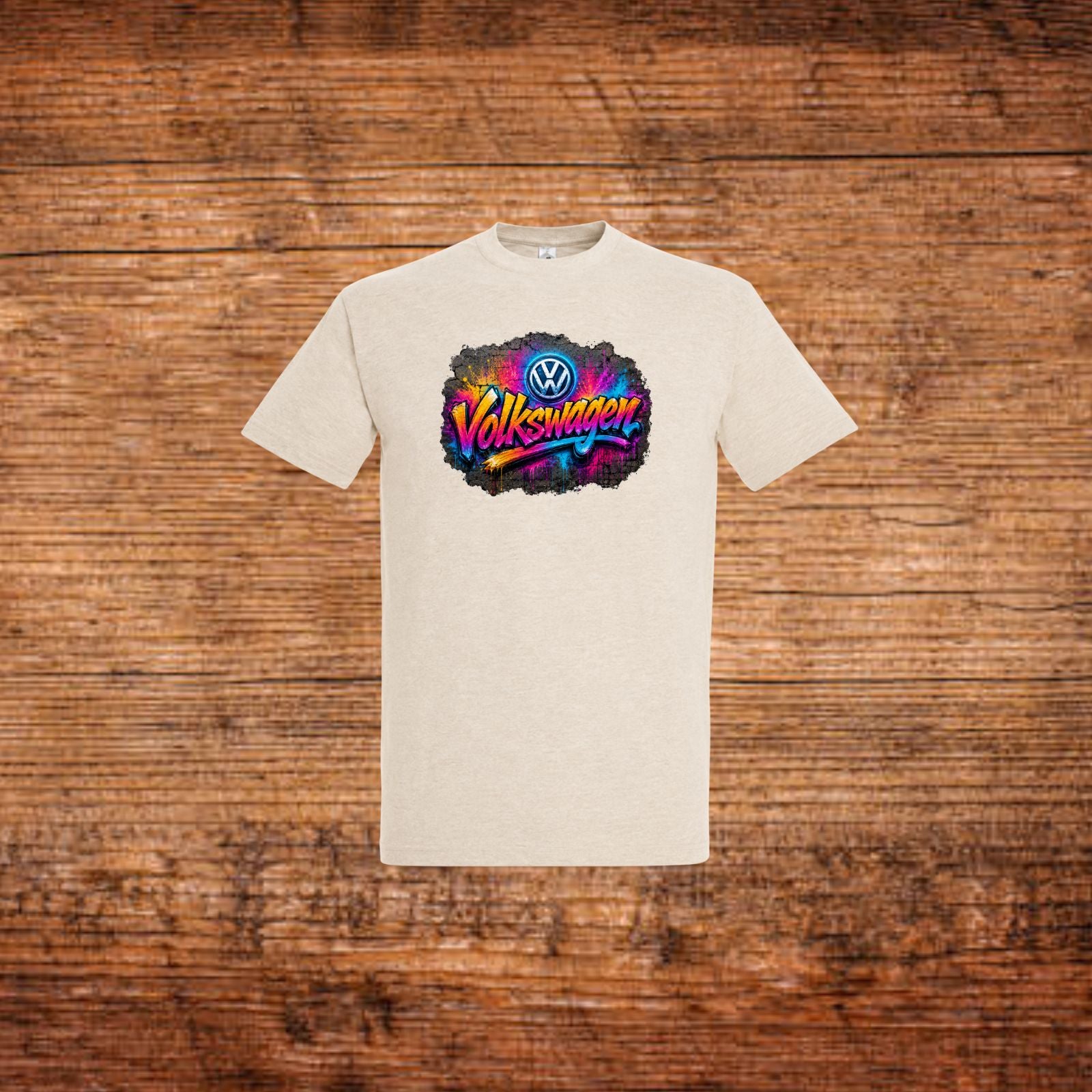 Beiges T-Shirt mit farbigem Volkswagen-Graffiti-Print auf der Brust